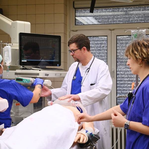 Auch im Krankenhaus Merheim mussten viele Patienten im Schockraum behandelt werden. Das Bild zeigt eine Übung (Archivbild).
