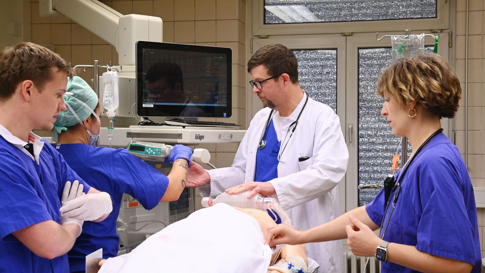 Auch im Krankenhaus Merheim mussten viele Patienten im Schockraum behandelt werden. Das Bild zeigt eine Übung (Archivbild).