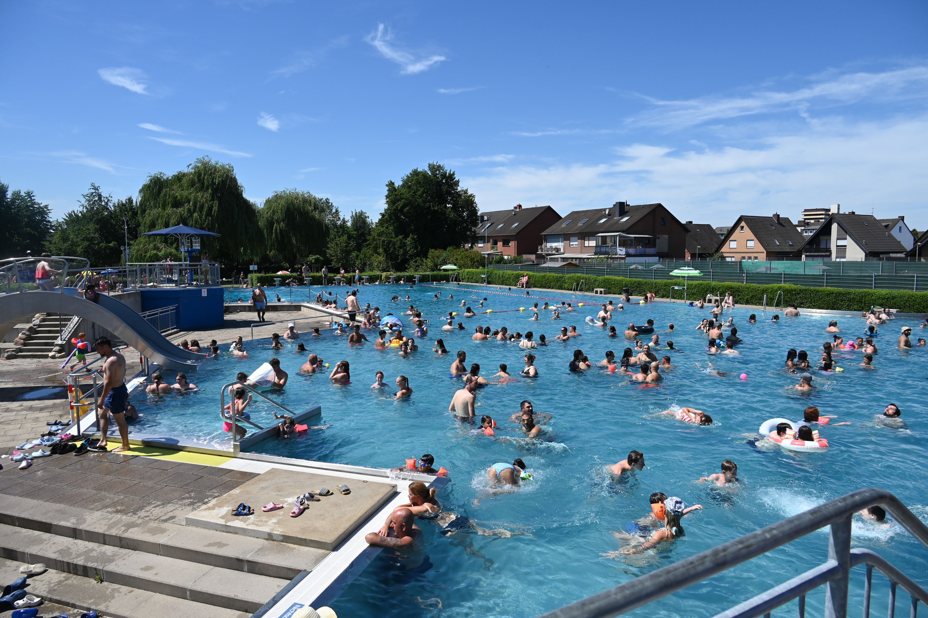 Zu sehen sind viele Menschen im Becken des Oleanderbads.