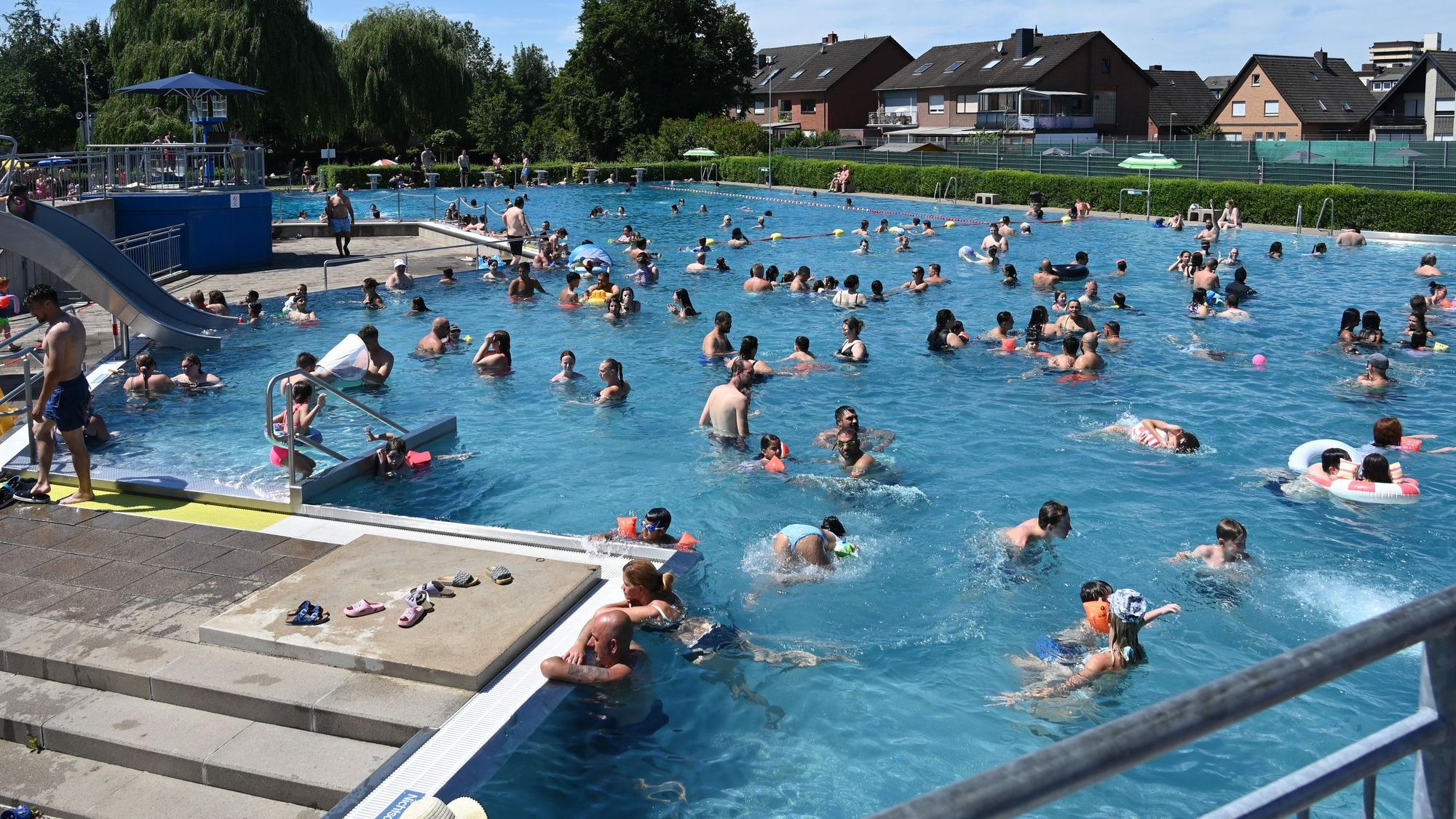 Zu sehen sind viele Menschen im Becken des Oleanderbads.