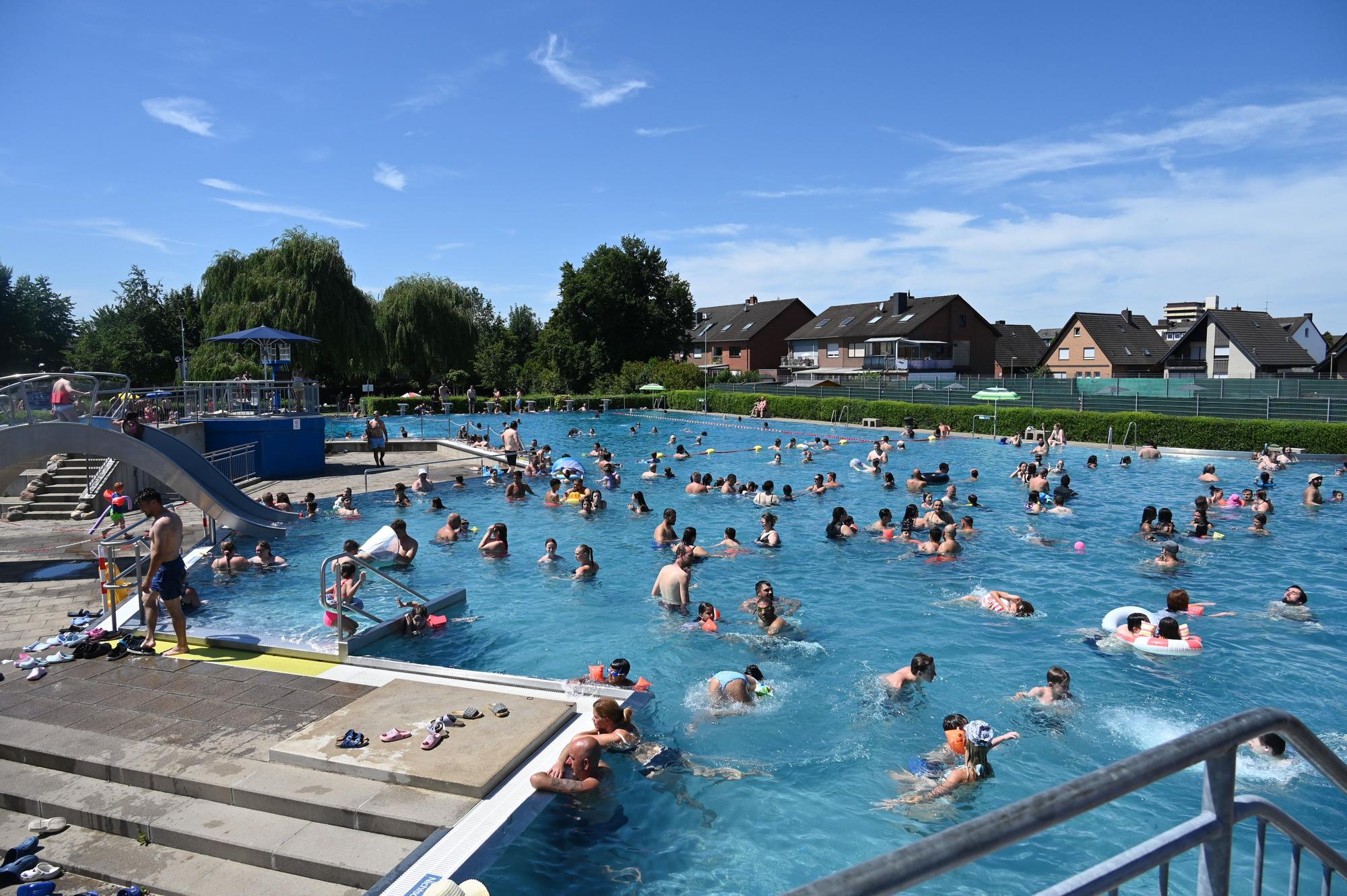Das Bild zeigt das Oleander Freibad in Bergheim.