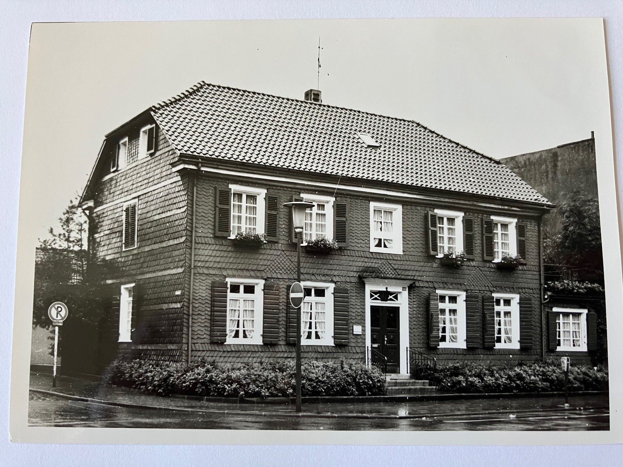 Das zweistöckige Haus ist mit Schiefer verkleidetet.