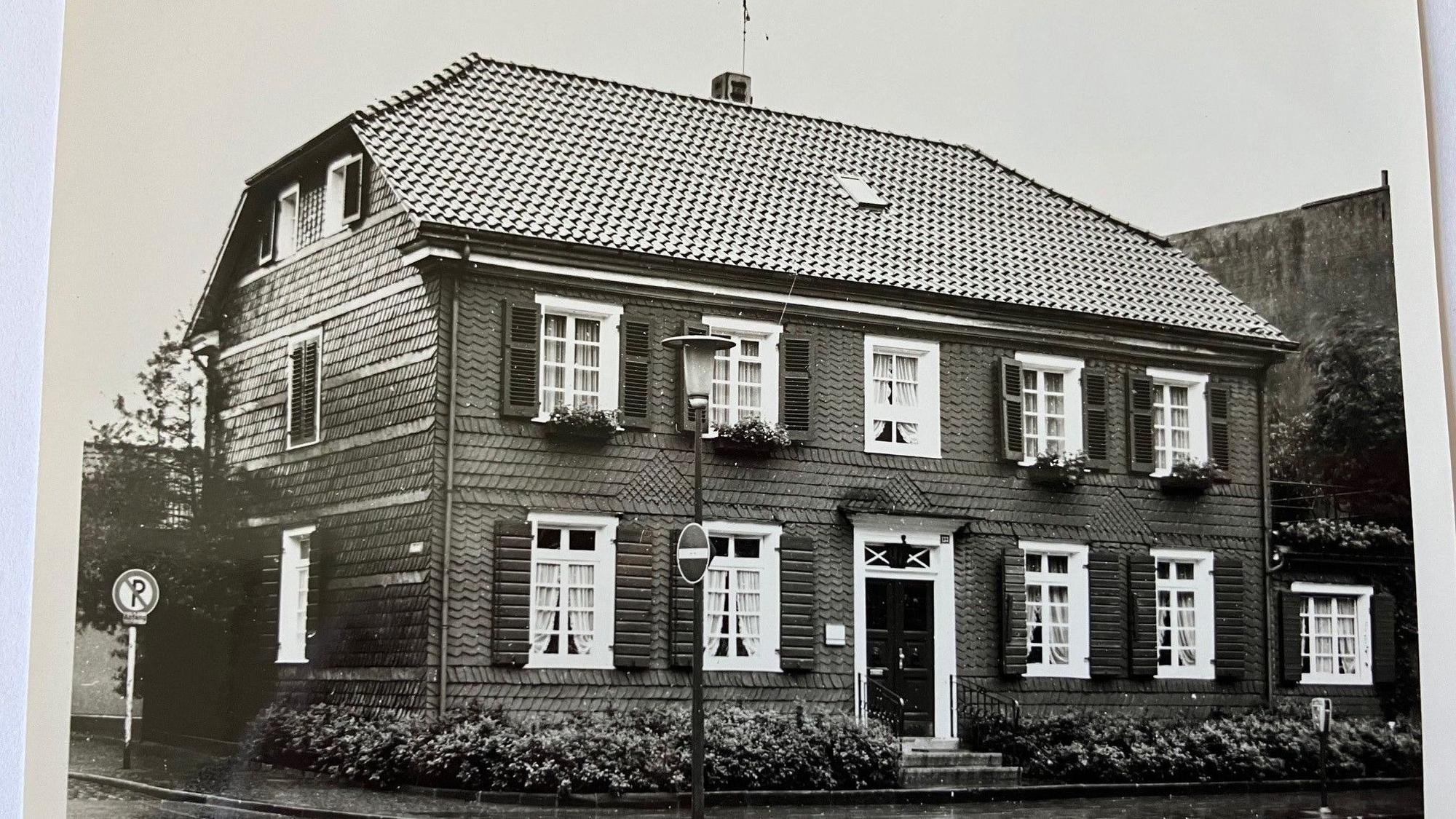 Das zweistöckige Haus ist mit Schiefer verkleidetet.