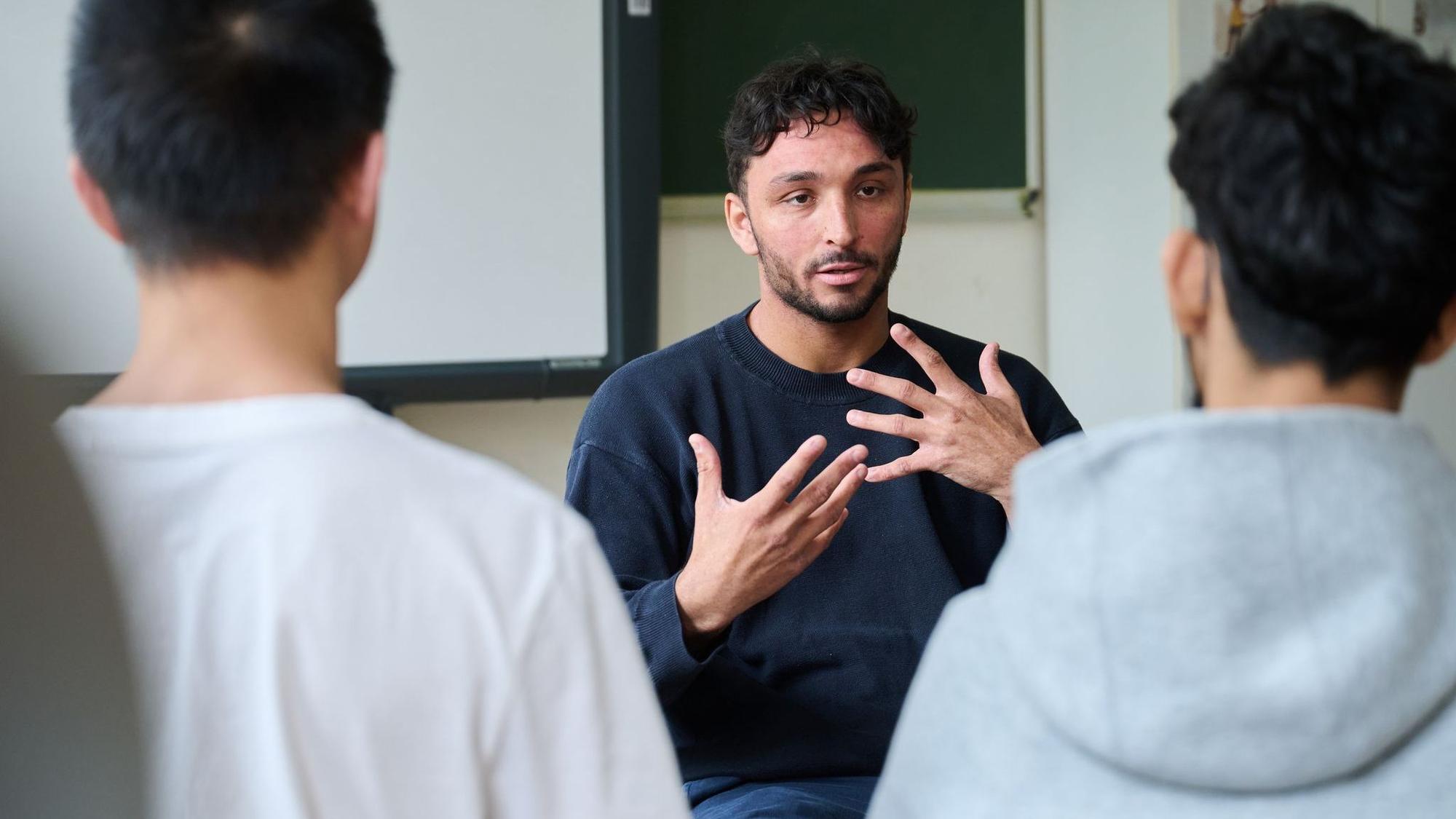 Maximilian Schneider gibt Workshops an Schulen. Ihm ist es wichtig, Jugendliche nicht zu verurteilen.