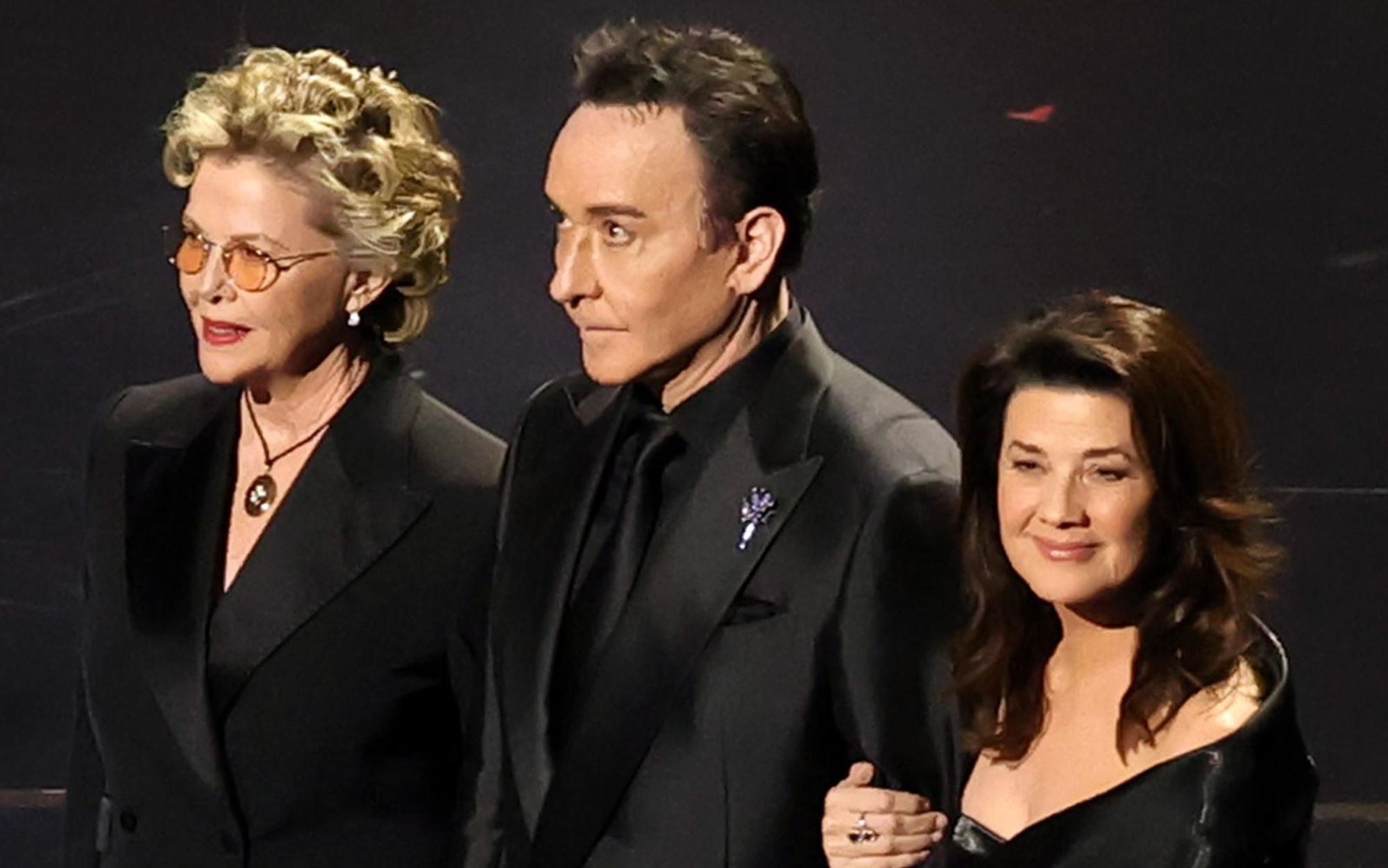 Einen seiner seltenen öffentlichen Auftritte hatte John Cusack bei der Oscar-Verleihung 2026, als er mit zahlreichen Kolleginnen (im Bild Annette Bening, links und Daphne Zuniga, rechts) und Kollegen dem verstorbenen Regisseur Rob Reiner gedachte. (Bild: Kevin Winter/Getty Images)