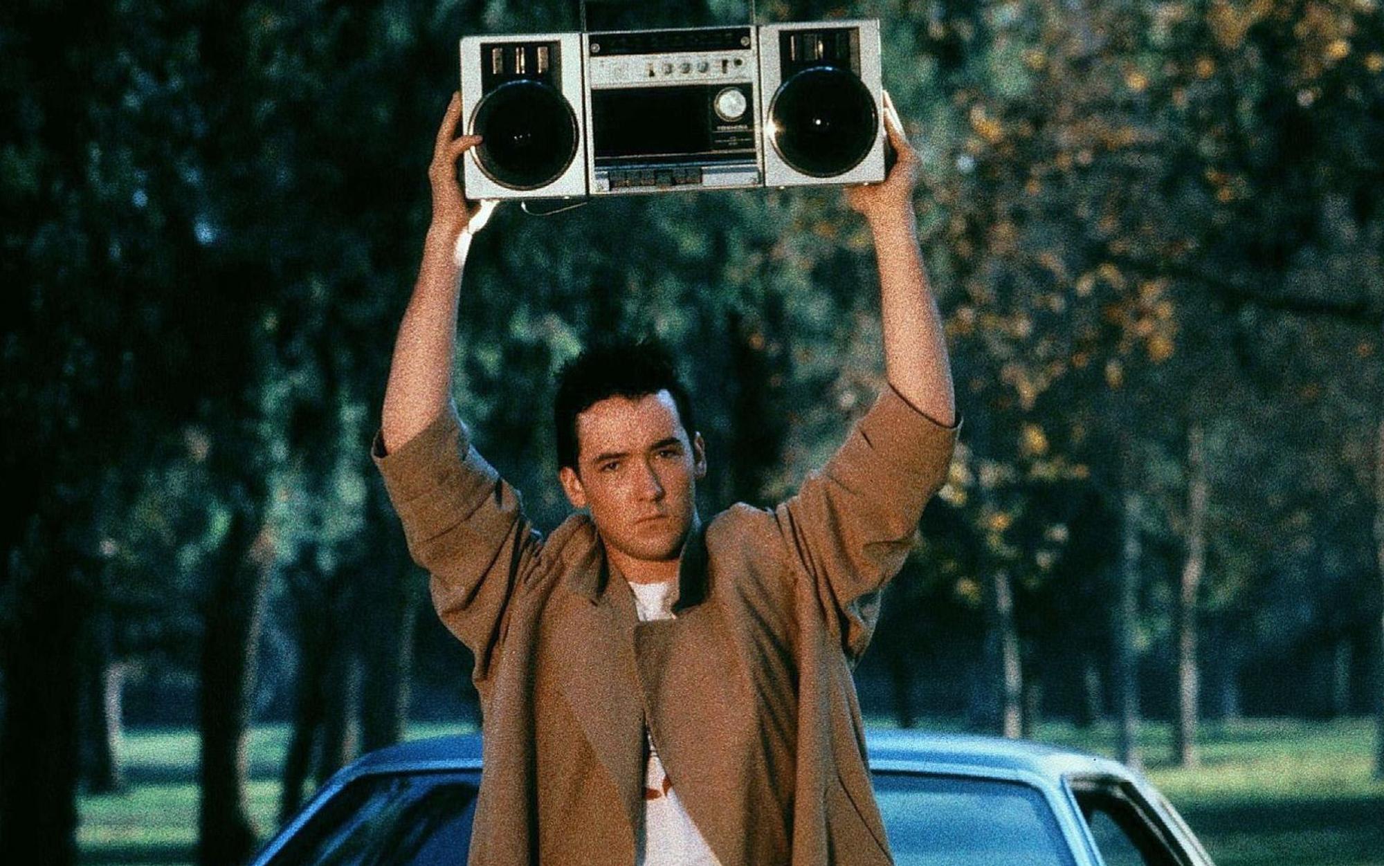 Als Lloyd Dobler in „Teen Lover“ (1989) wurde Cusack endgültig zum Gesicht intelligenter Liebeskomödien. Die Szene mit dem Ghettoblaster über dem Kopf zählt bis heute zu den berühmtesten Momenten der Filmgeschichte. (Bild: 20th Century Studios)