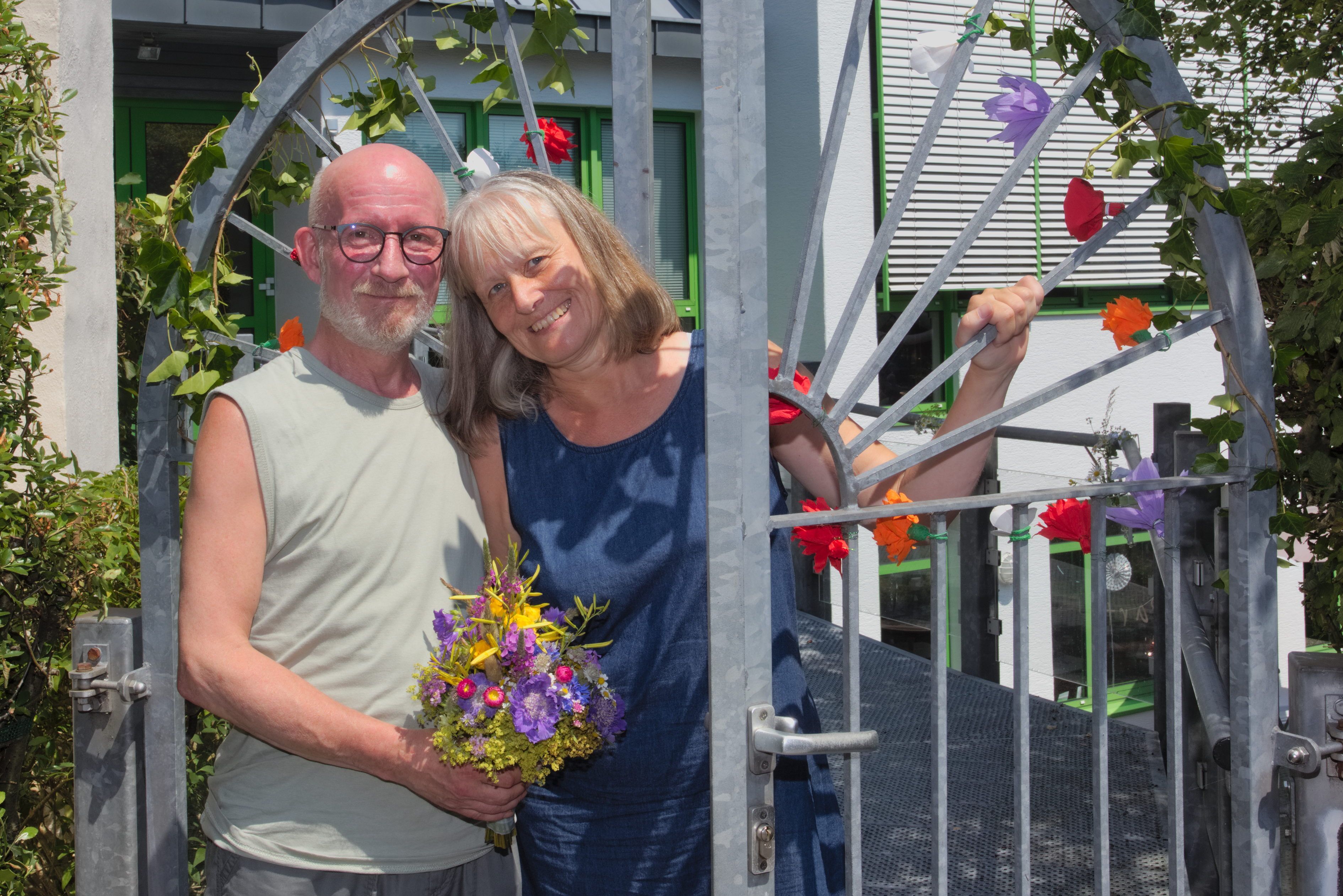 Ein Paar mit Blumenstrauß.