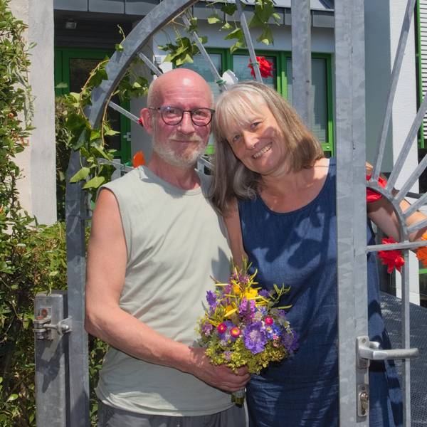 Ein Paar mit Blumenstrauß.