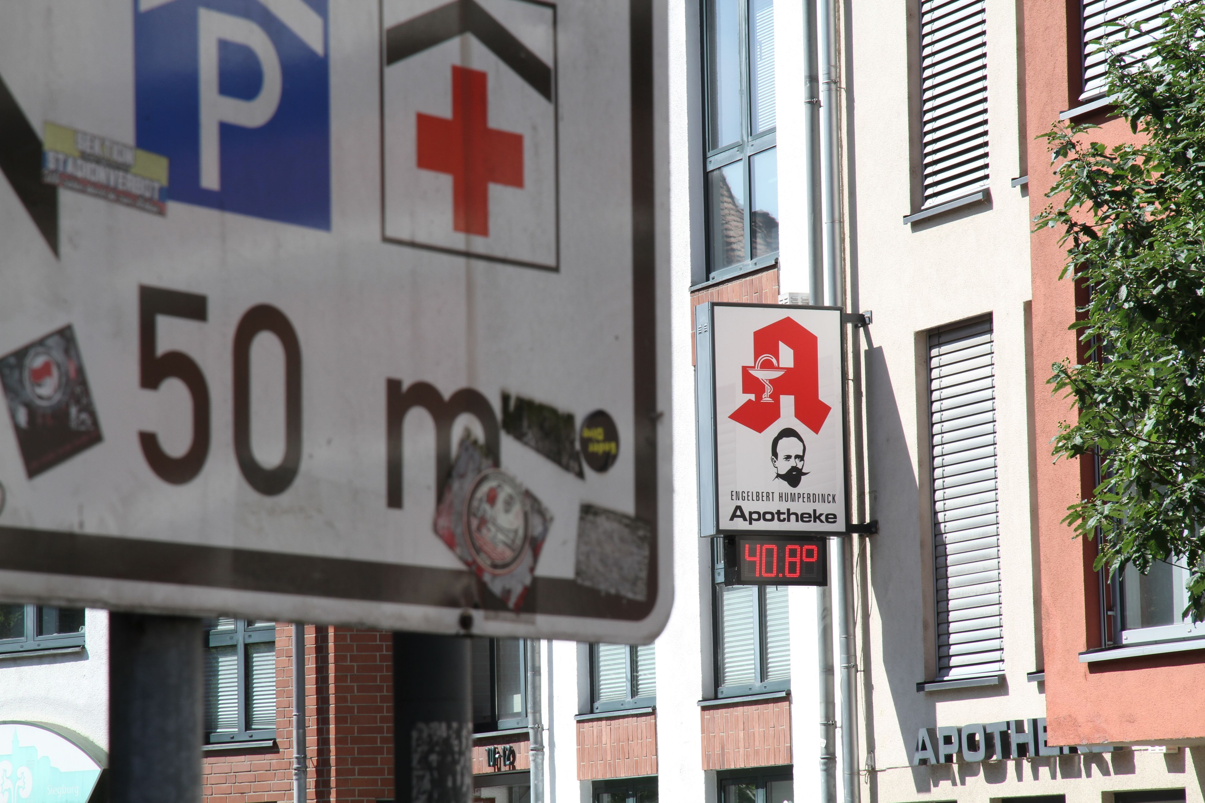 Hitzewelle: Das Thermometer an der Siegburger Engelbert Humperdinck Apotheke zeigt 40,8 Grad Celsius