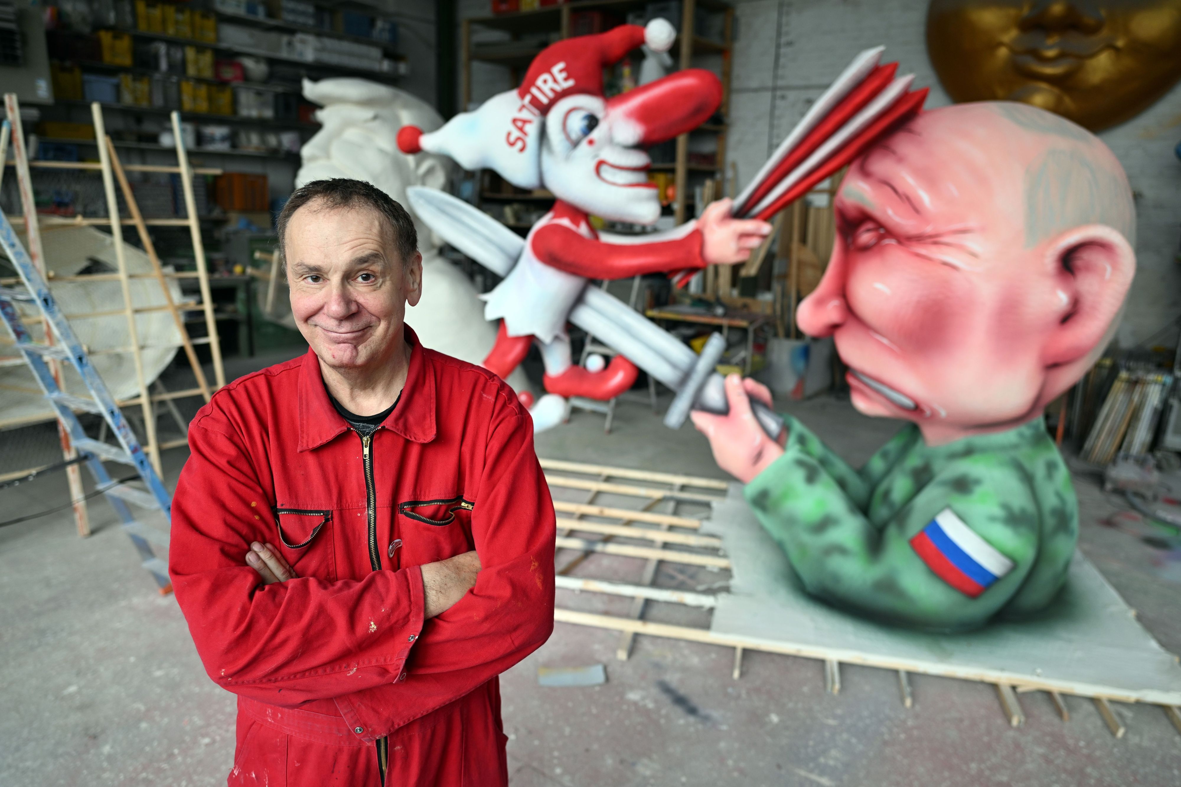 Jacques Tilly steht im Februar 2026 vor seinem Putin-Motiv für den Rosenmontagszug.