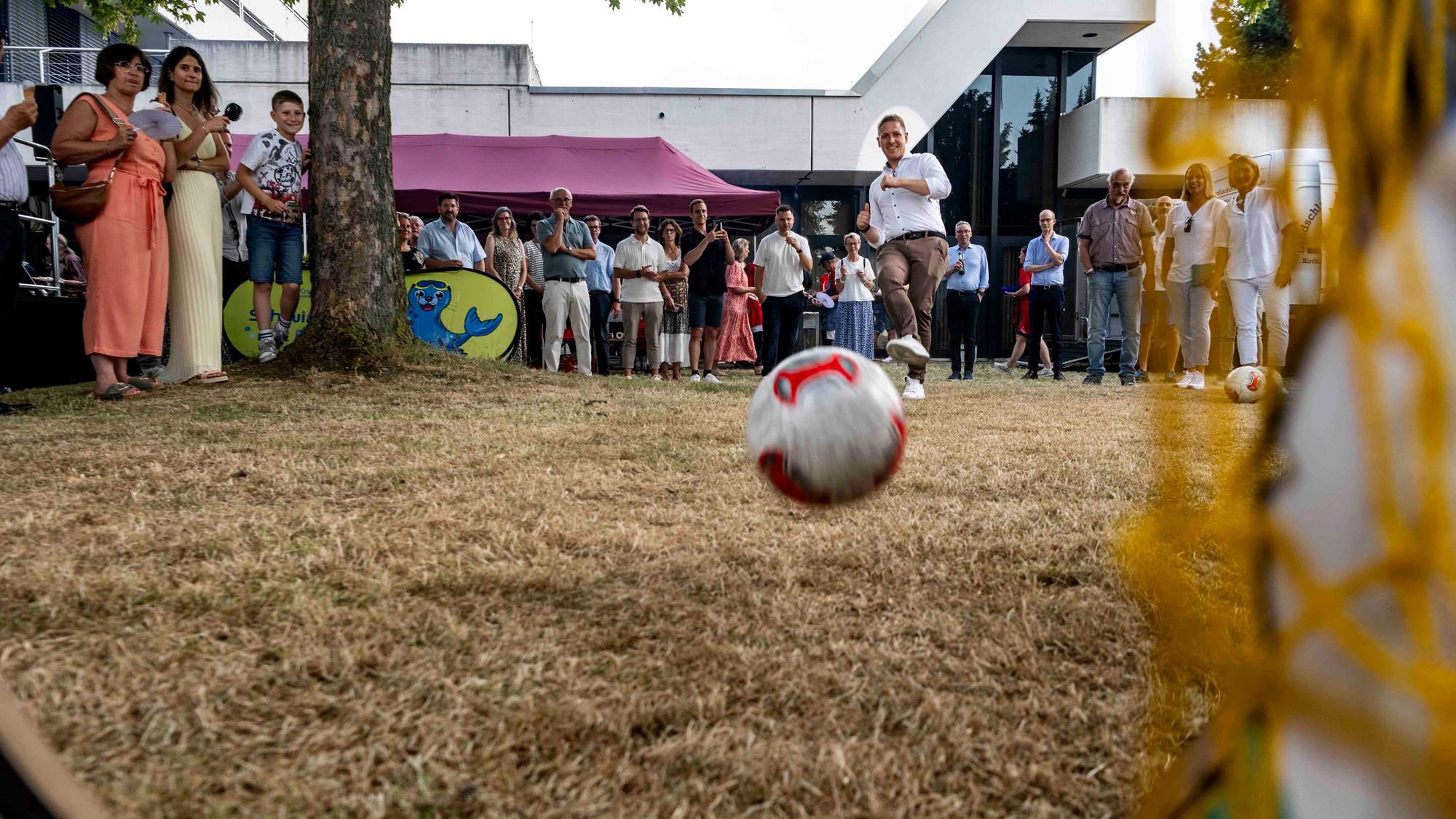 Das Bild zeigt Landrat Markus Ramers beim Torwandschießen.