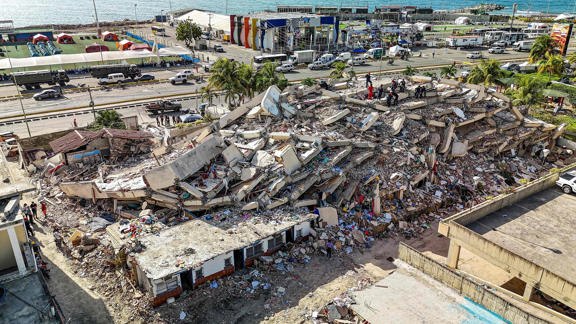 Zerstörte Häuser in Caraballeda, La Guaira. Es gibt nach den schweren Erdbeben mindestens 1400 Tote.