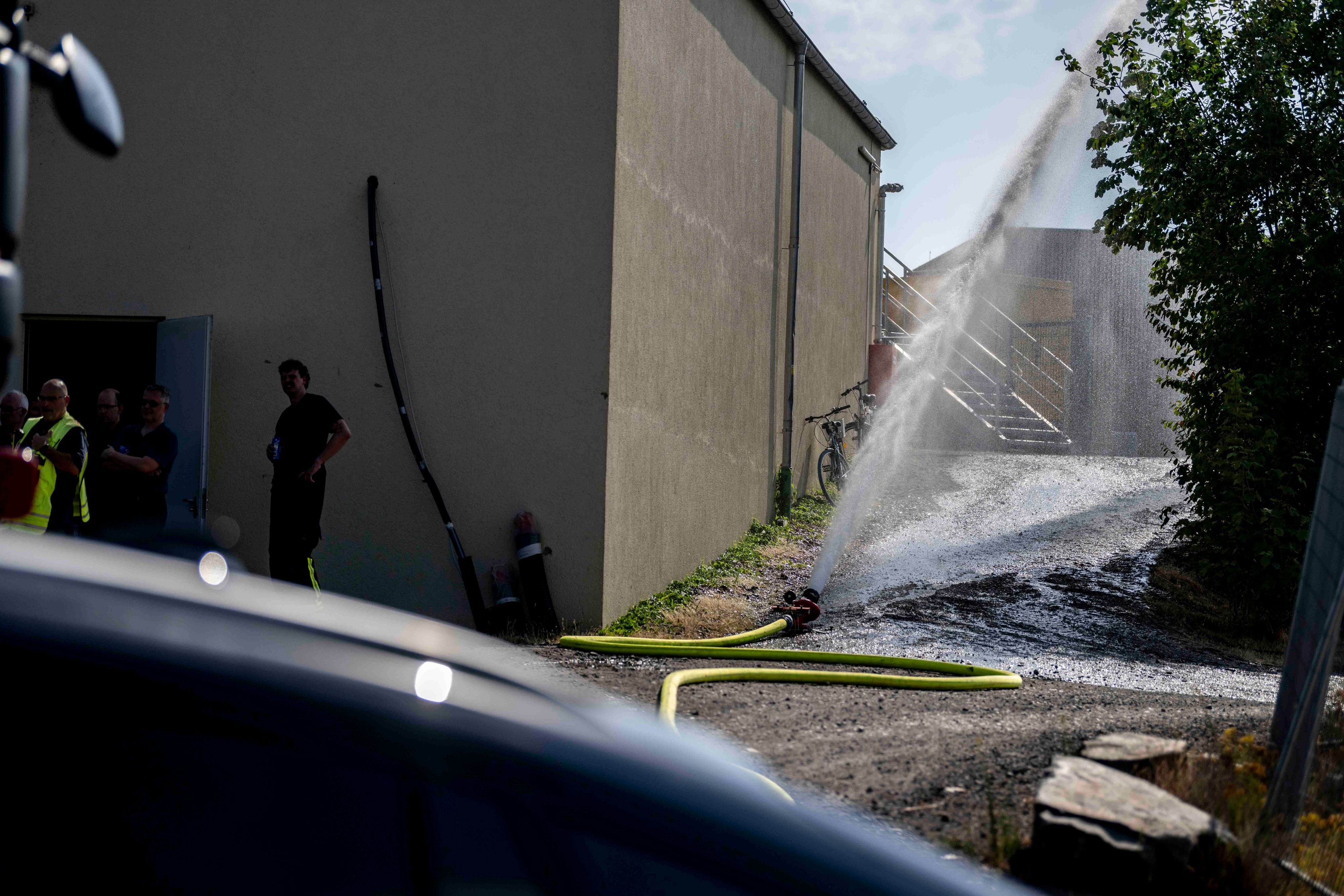 Das Bild zeigt den Wasserwerfer, der an der Therme den Gastank kühlt.