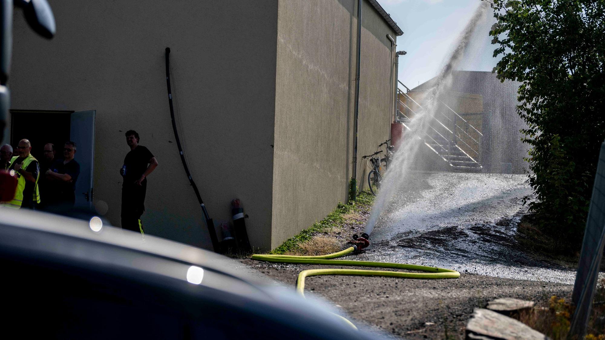 Das Bild zeigt den Wasserwerfer, der an der Therme den Gastank kühlt.