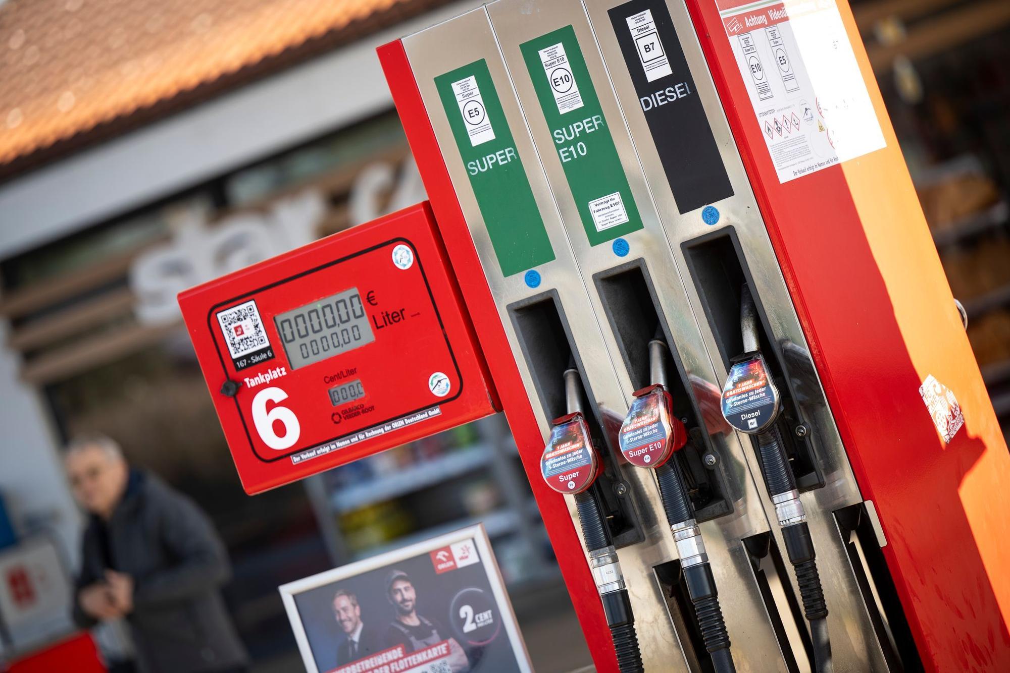 Der finanzielle Effekt des Tankrabatts hält sich für durchschnittliche Autofahrerinnen und -fahrer in Grenzen. Dennoch wünscht sich die Mehrheit weitere Entlastungen.