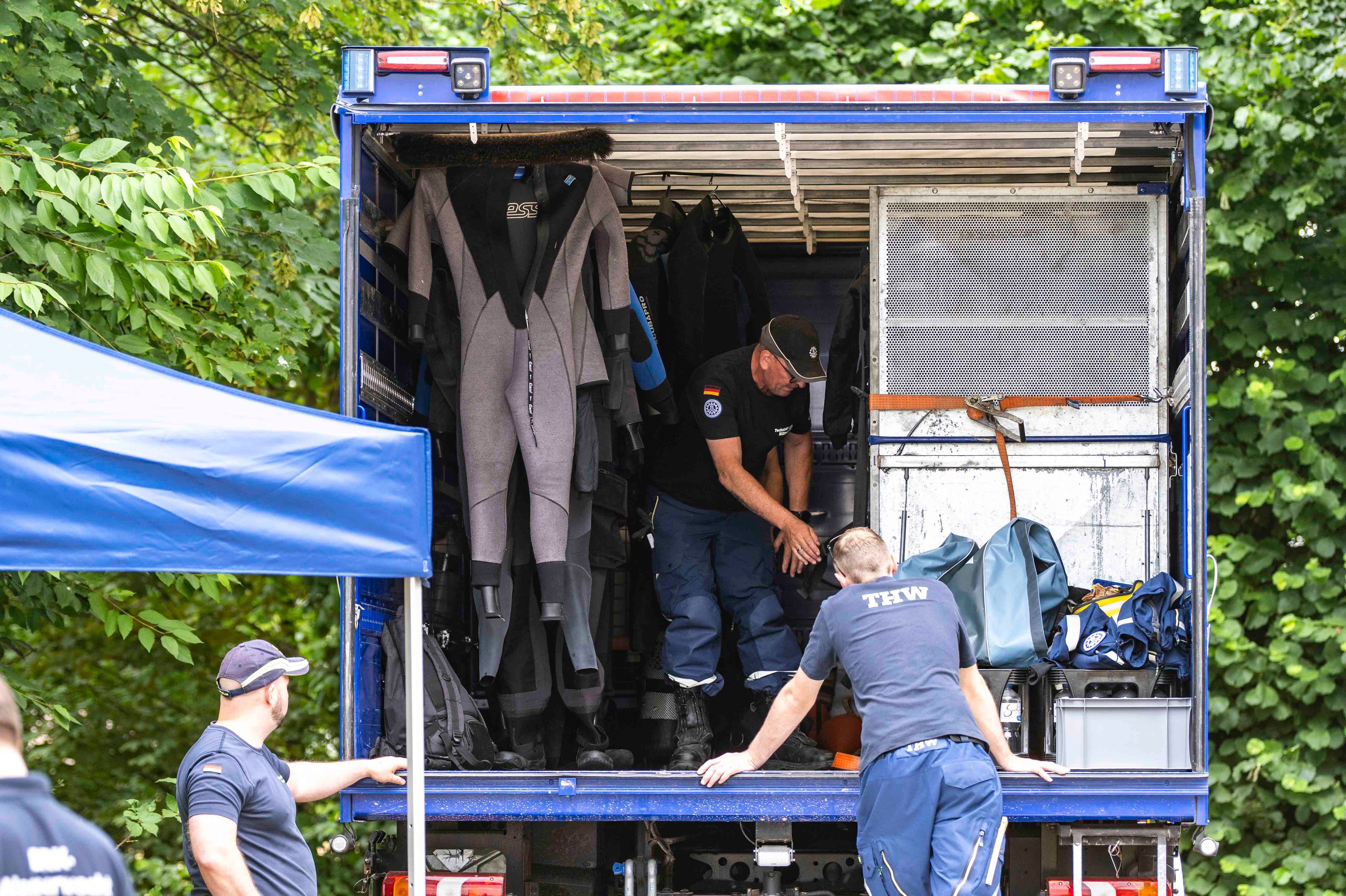 Das Bild zeigt THWler, die sich auf ihren Einsatz vorbereiten.