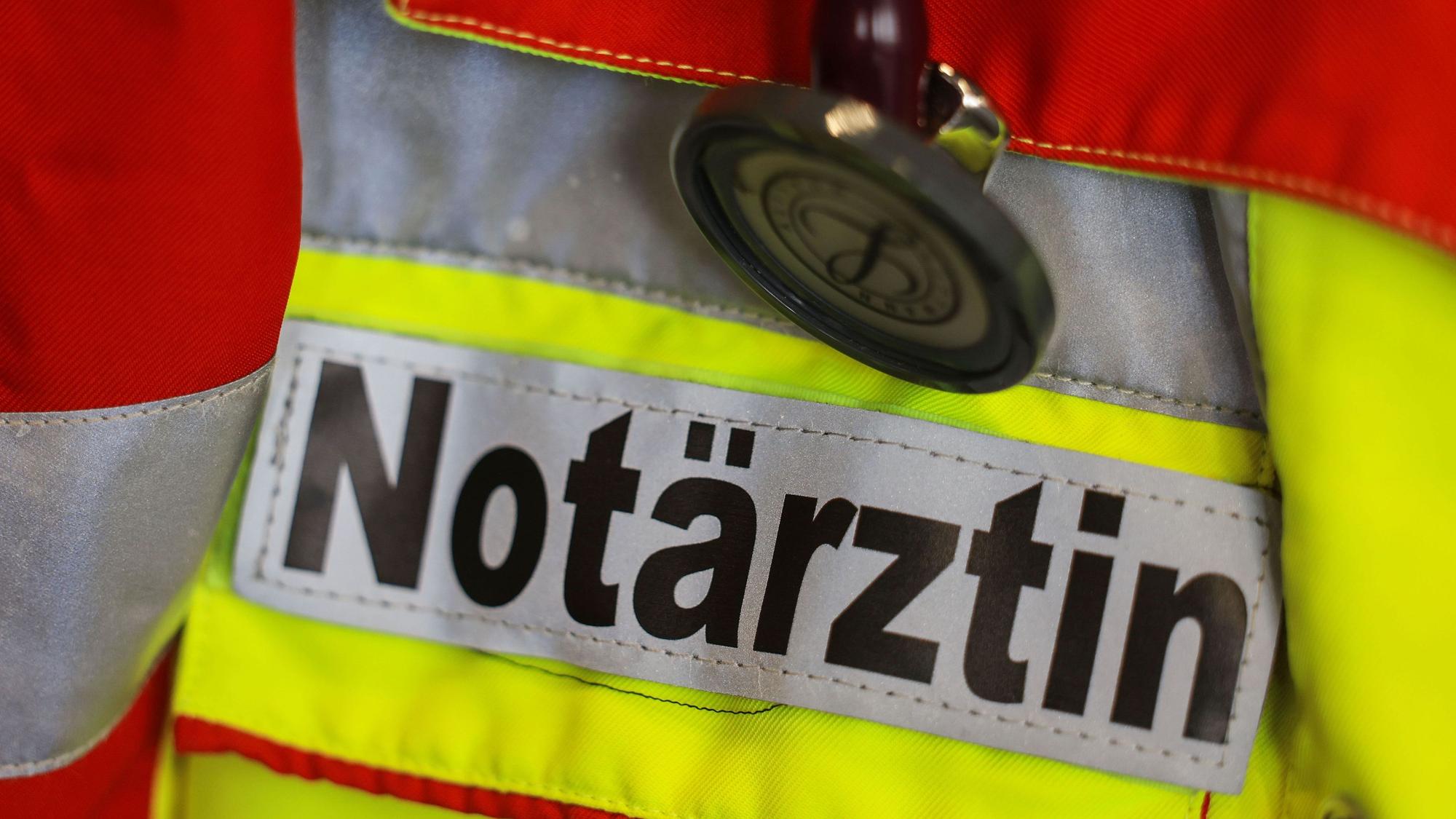 ARCHIV – 07.05.2024, Nordrhein-Westfalen, Leverkusen: Eine Notärztin steht bei einer Schockraumübung der Feuerwehr Leverkusen an einem Rettungswagen.