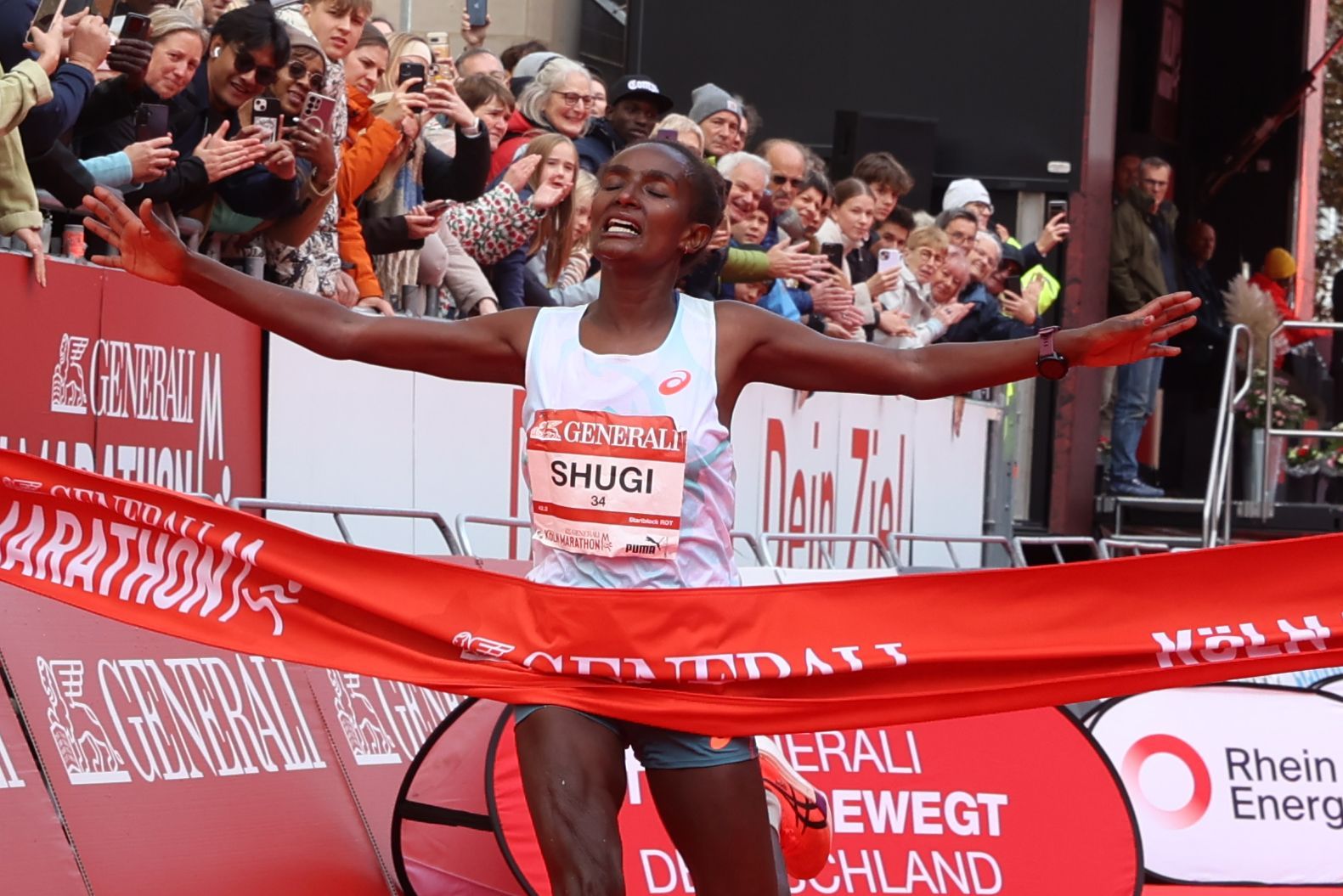 Fantu Shugi aus Äthiopien siegt beim Köln Marathon 2025.