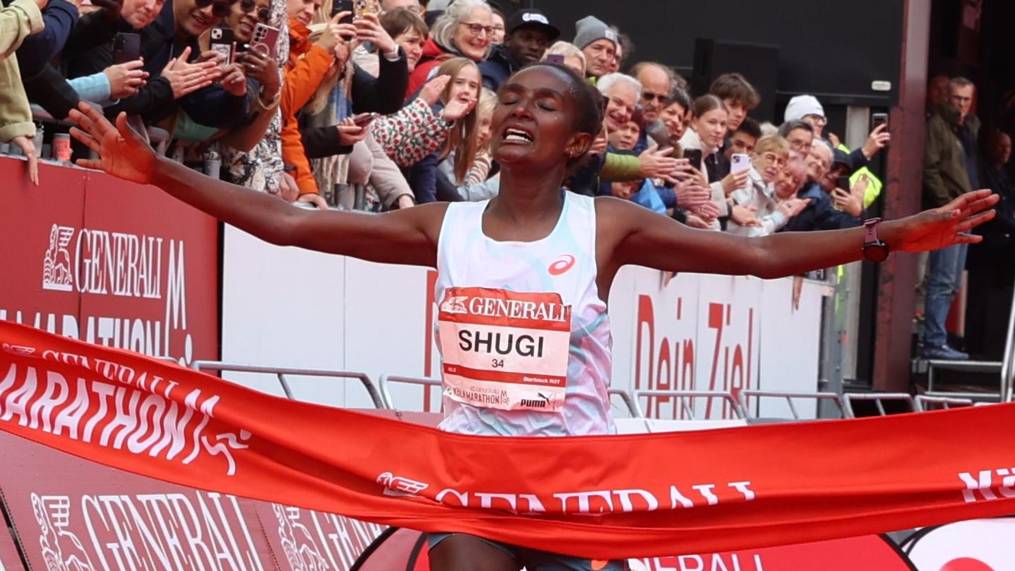 Fantu Shugi aus Äthiopien siegt beim Köln Marathon 2025.