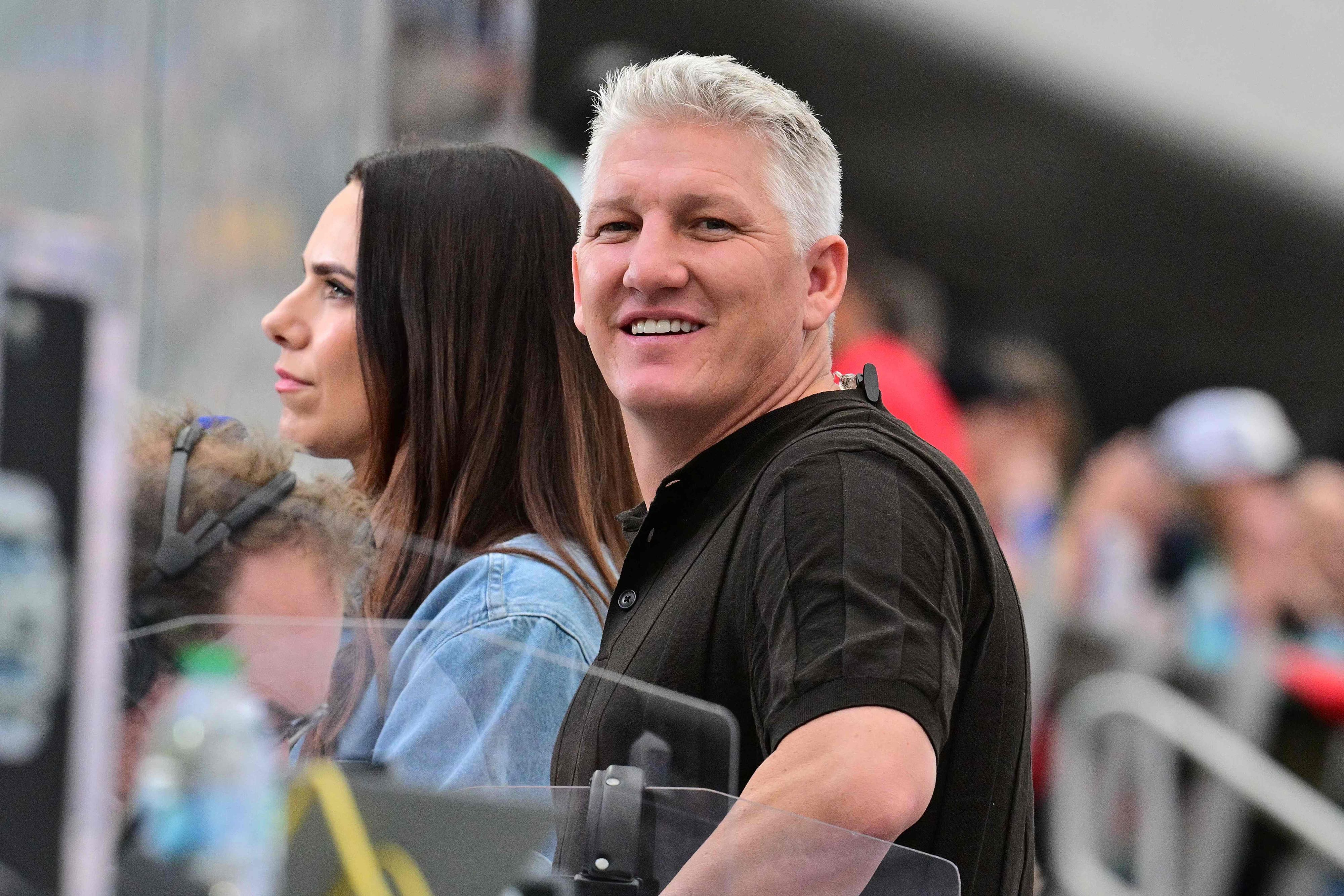 Bastian Schweinsteiger bei der WM 2026 neben Esther Sedlaczek.