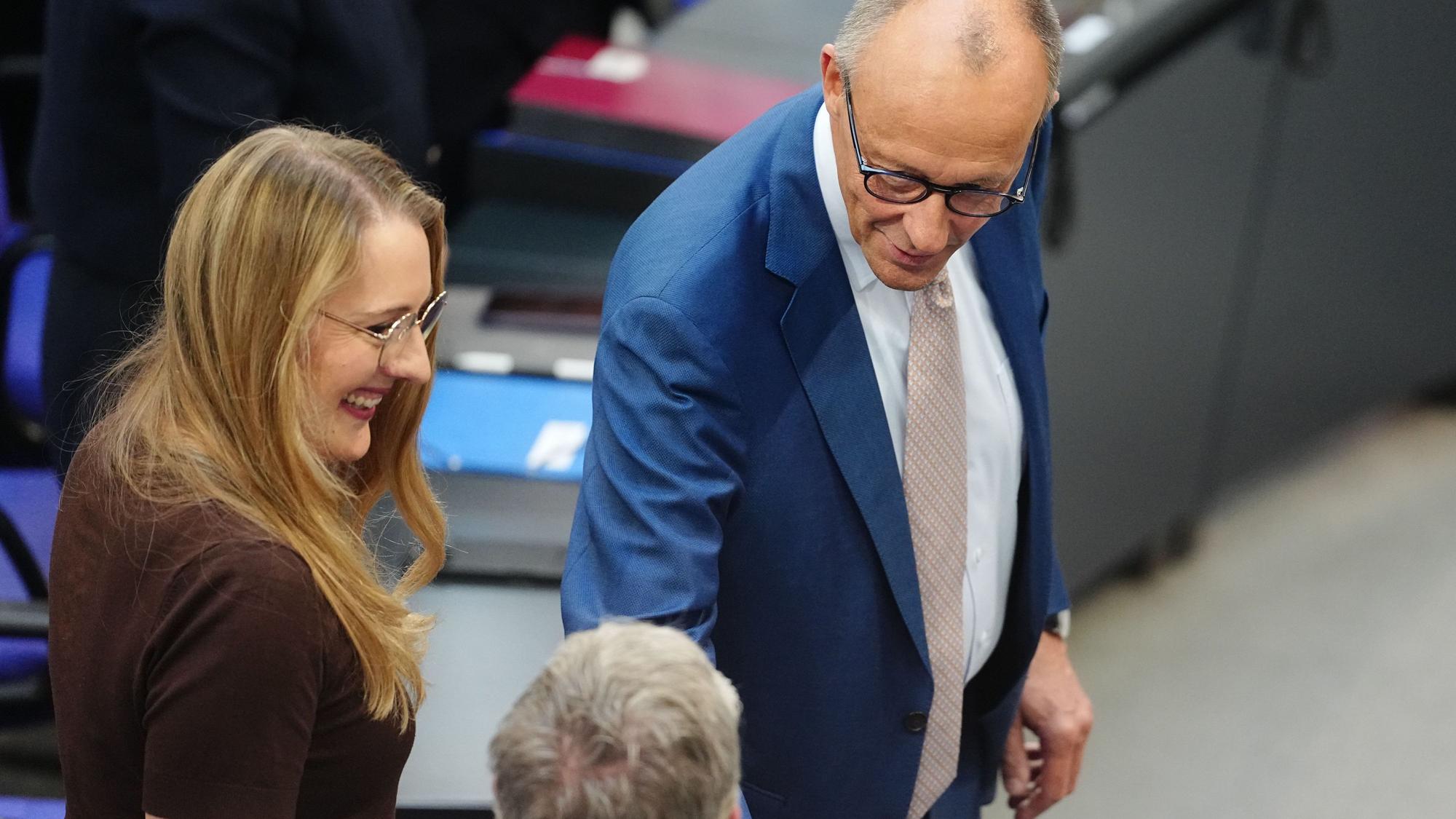 Katharina Dröge (l), Fraktionsvorsitzende von Bündnis 90/Die Grünen, steht neben Bundeskanzler Friedrich Merz (CDU). (Archivbild)