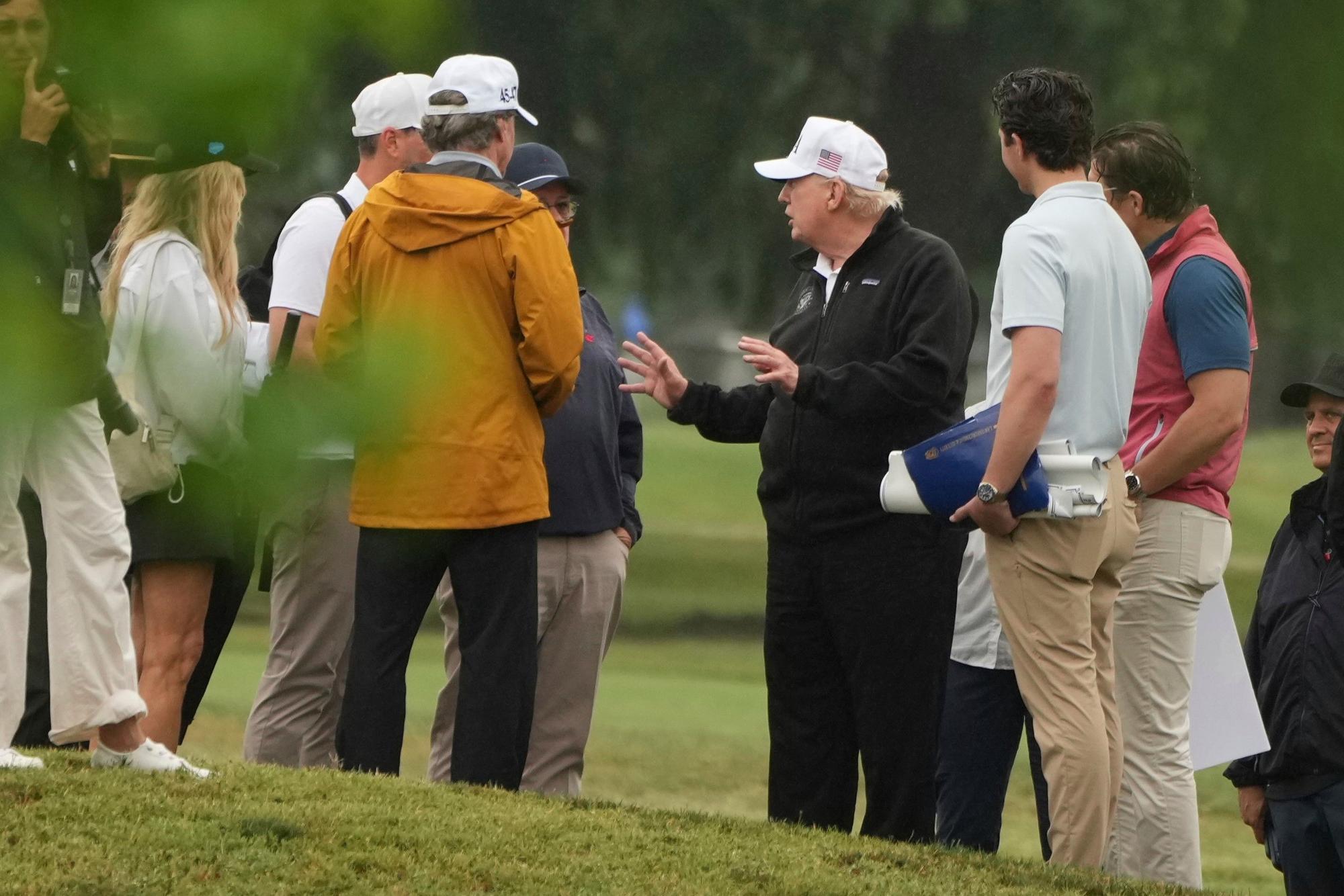 US-Präsident Donald Trump (3.v.r.) unterhält sich mit dem Golfplatzarchitekten Tom Fazio und Innenminister Doug Burgum bei einem Rundgang über den Golfplatz im East Potomac Park.