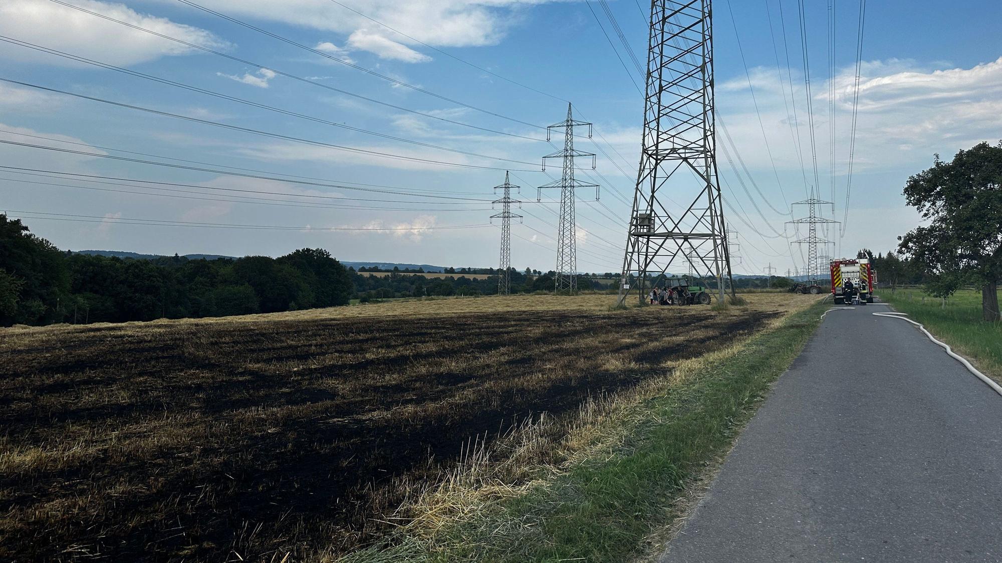Die Feuerwehr Hennef löschte einen Brand auf einem etwa 2500 bis 3000 Quadrameter großen, abgeernteten Getreidefeld