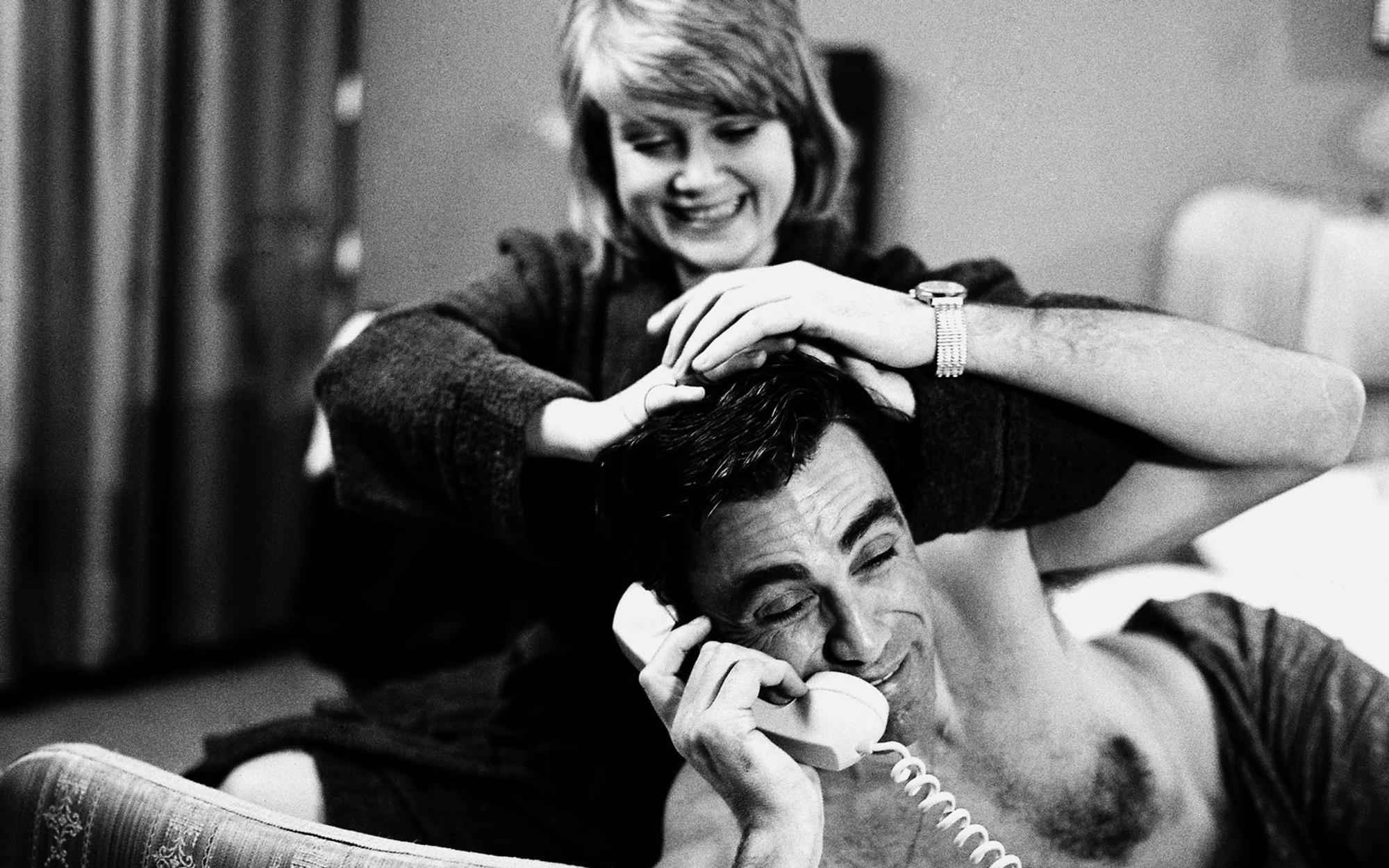 Wer wuschelt denn da Zolloberinspektor Kressin (Sieghardt Rupp) durch die Locken? Es ist Gitte Haenning! Die dänische Sängerin spielte in „Kressin stoppt den Nordexpress“ (1971) die Freundin des „Tatort“-Ermittlers. (Bild: WDR)