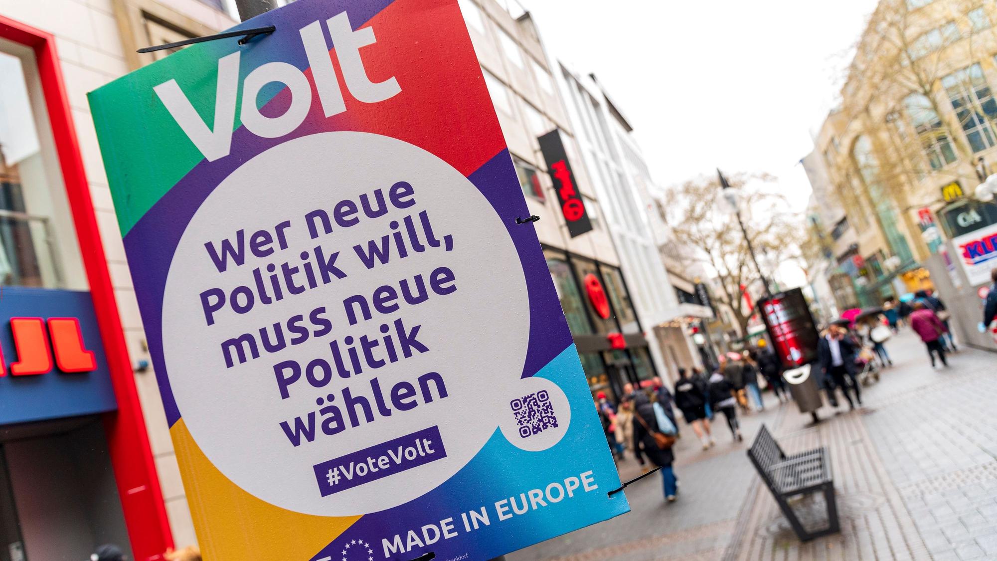 Ein Wahlplakat von Volt zur Landtagswahl 2022 in der Kölner Innenstadt.
