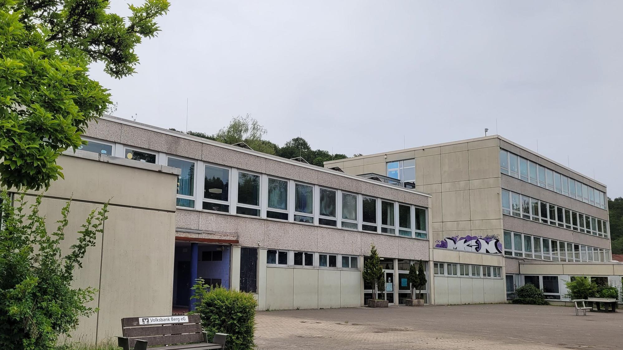Ein weißes Flachdachgebäude, vier Stockwerke, daran angebaut eins mit zwei Stockwerken.