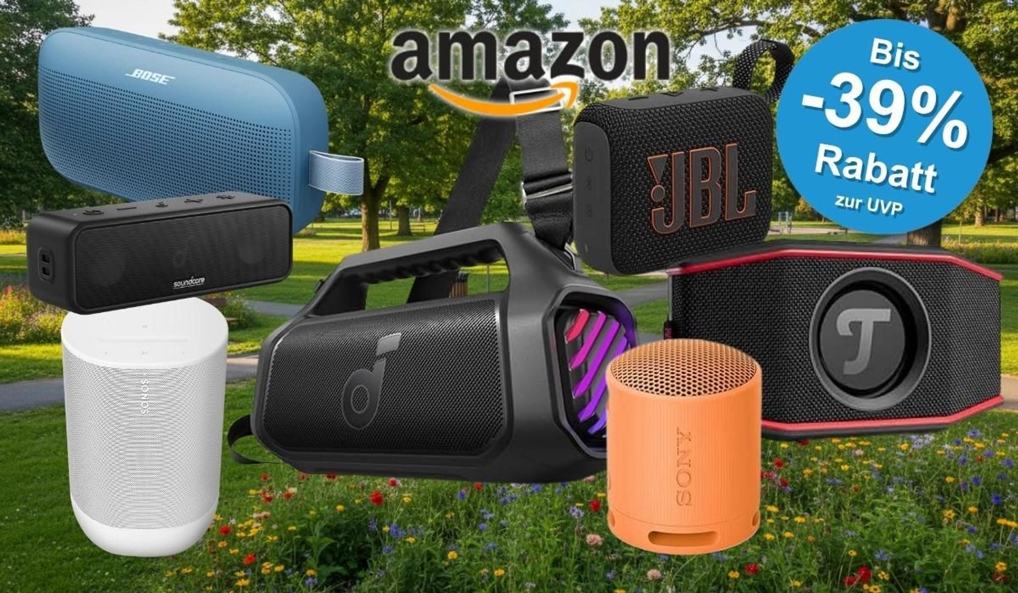 Auswahl an tragbaren Bluetooth-Lautsprechern verschiedener Hersteller (Soundcore, Bose, JBL, Teufel, Sony) vor einem Stadtpark-Hintergrund.