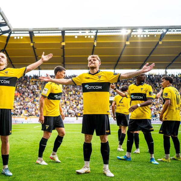 Ein Mann trägt ein gelb-schwarzes Alemannia Aachen-Trikot.