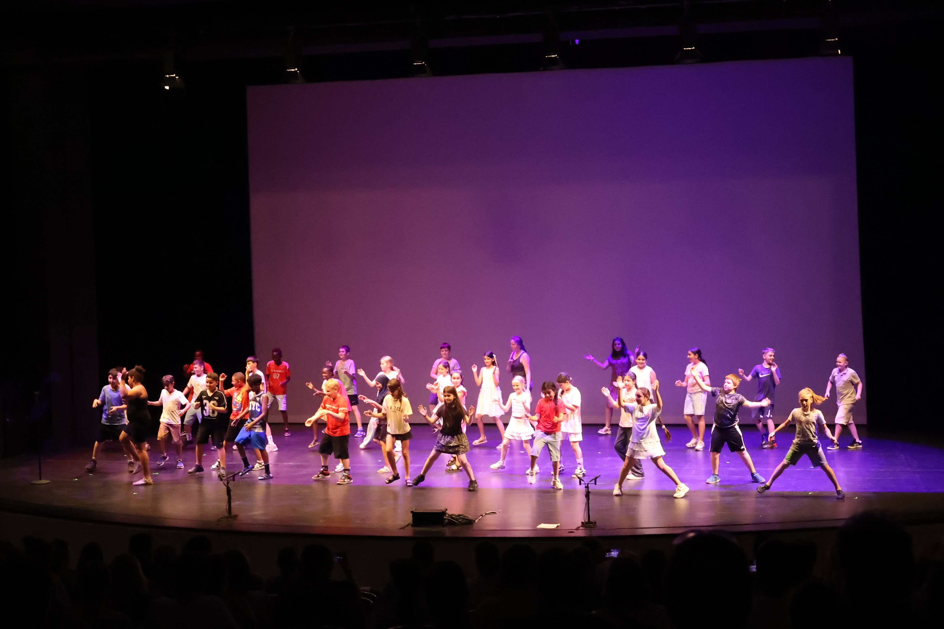 Eine Kindertanzgruppe auf der Bühne des Forums bei der Eröffnung des Sprungbrett-Festivals