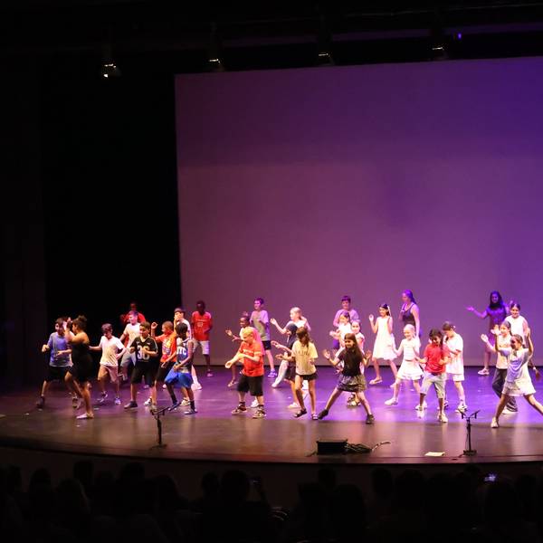 Eine Kindertanzgruppe auf der Bühne des Forums bei der Eröffnung des Sprungbrett-Festivals
