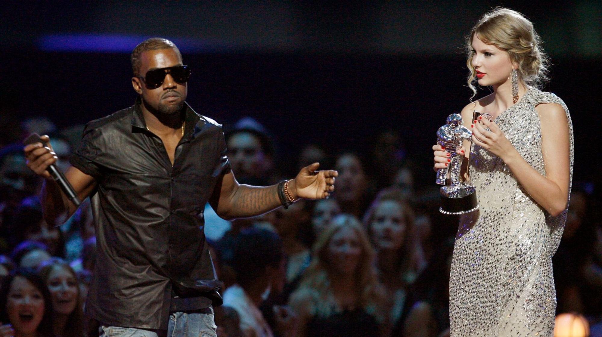 Gegen die sexistischen Anfeindungen von Kanye West setzte sich Taylor Swift zur Wehr. (Bild: SWR/picture alliance/AP Photo/Jason DeCrow)