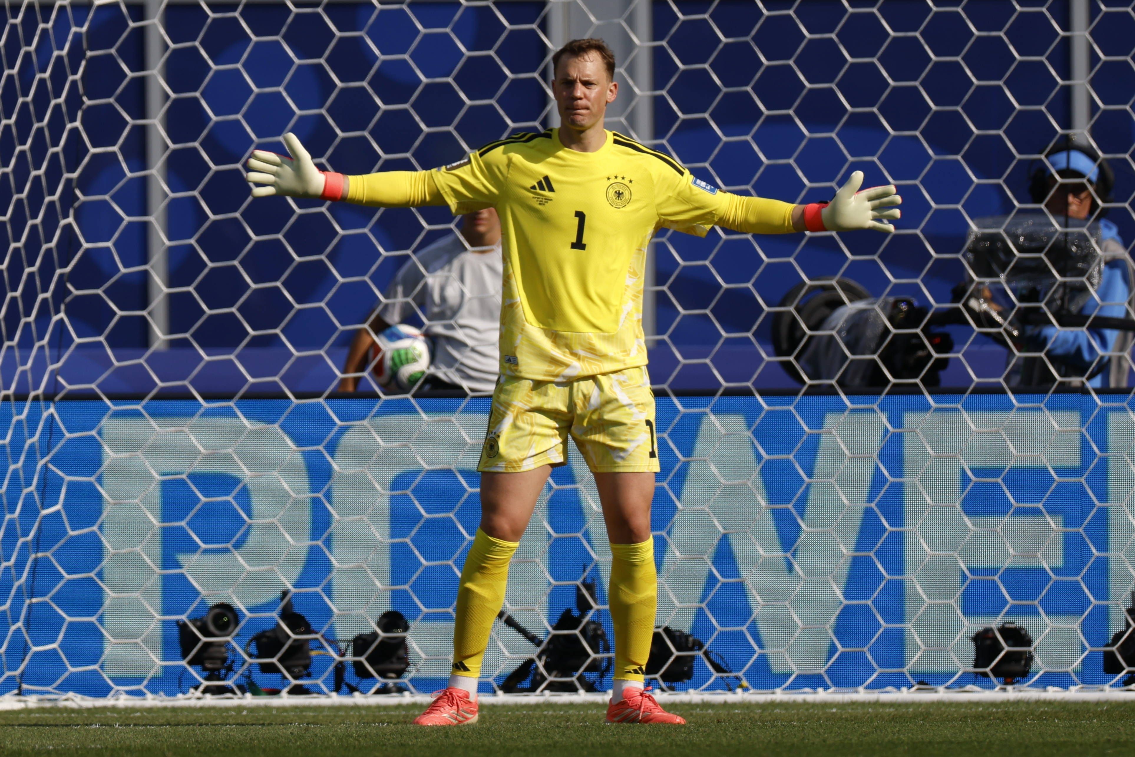 Manuel Neuer steht im Tor.