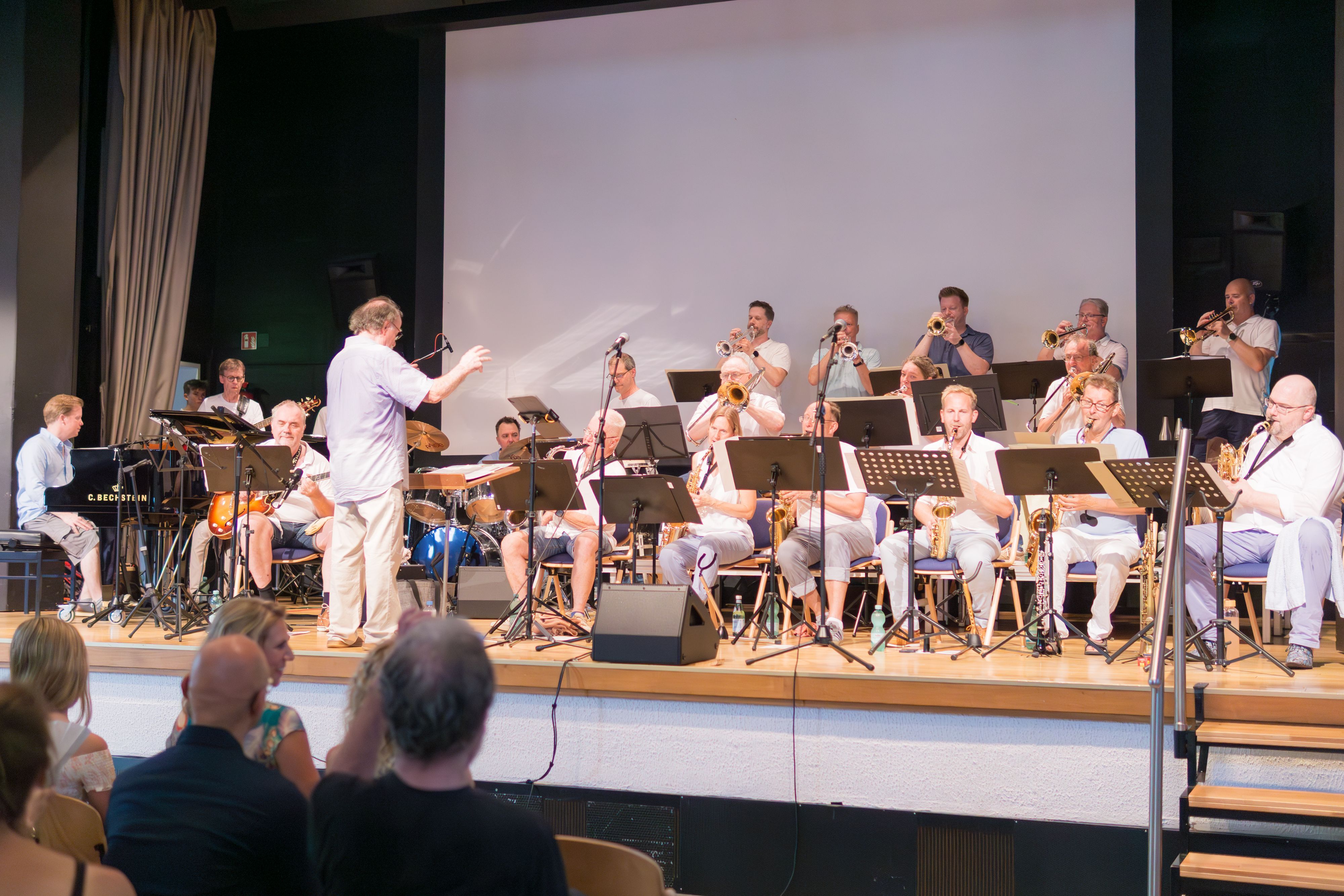 Klaus Steglich (rechts vor dem Dirigenten) am Saxophon hatte nach 25 Jahren fürs Jubiläumskonzert nochmal eine Big Band aus ehemaligen Schülern, Lehrern, aktiven Schülern zusammengetrommelt. Sein ehemaliger Kollege Matthias Ludewig gab den Takt an.