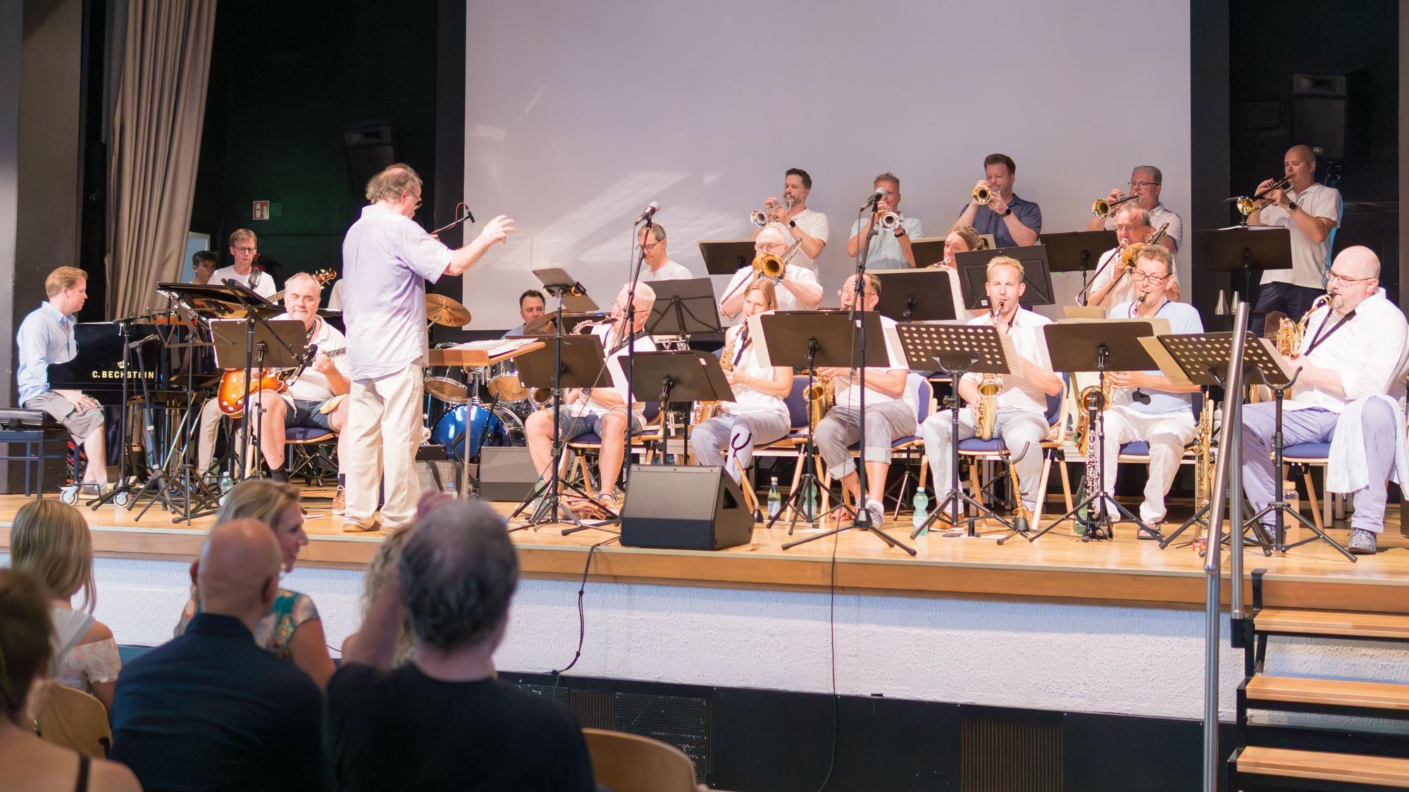 Klaus Steglich (rechts vor dem Dirigenten) am Saxophon hatte nach 25 Jahren fürs Jubiläumskonzert nochmal eine Big Band aus ehemaligen Schülern, Lehrern, aktiven Schülern zusammengetrommelt. Sein ehemaliger Kollege Matthias Ludewig gab den Takt an.