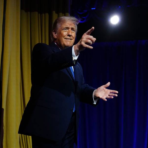 US-Präsident Donald Trump winkt der Menge zu, als er zu einer Politikkonferenz im Washington Hilton eintrifft, um dort eine Rede zu halten.