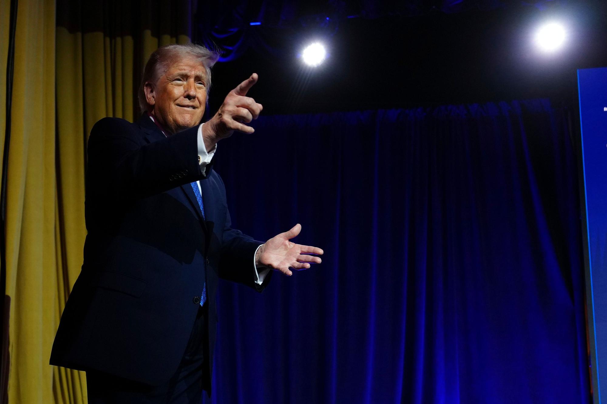 US-Präsident Donald Trump winkt der Menge zu, als er zu einer Politikkonferenz im Washington Hilton eintrifft, um dort eine Rede zu halten.