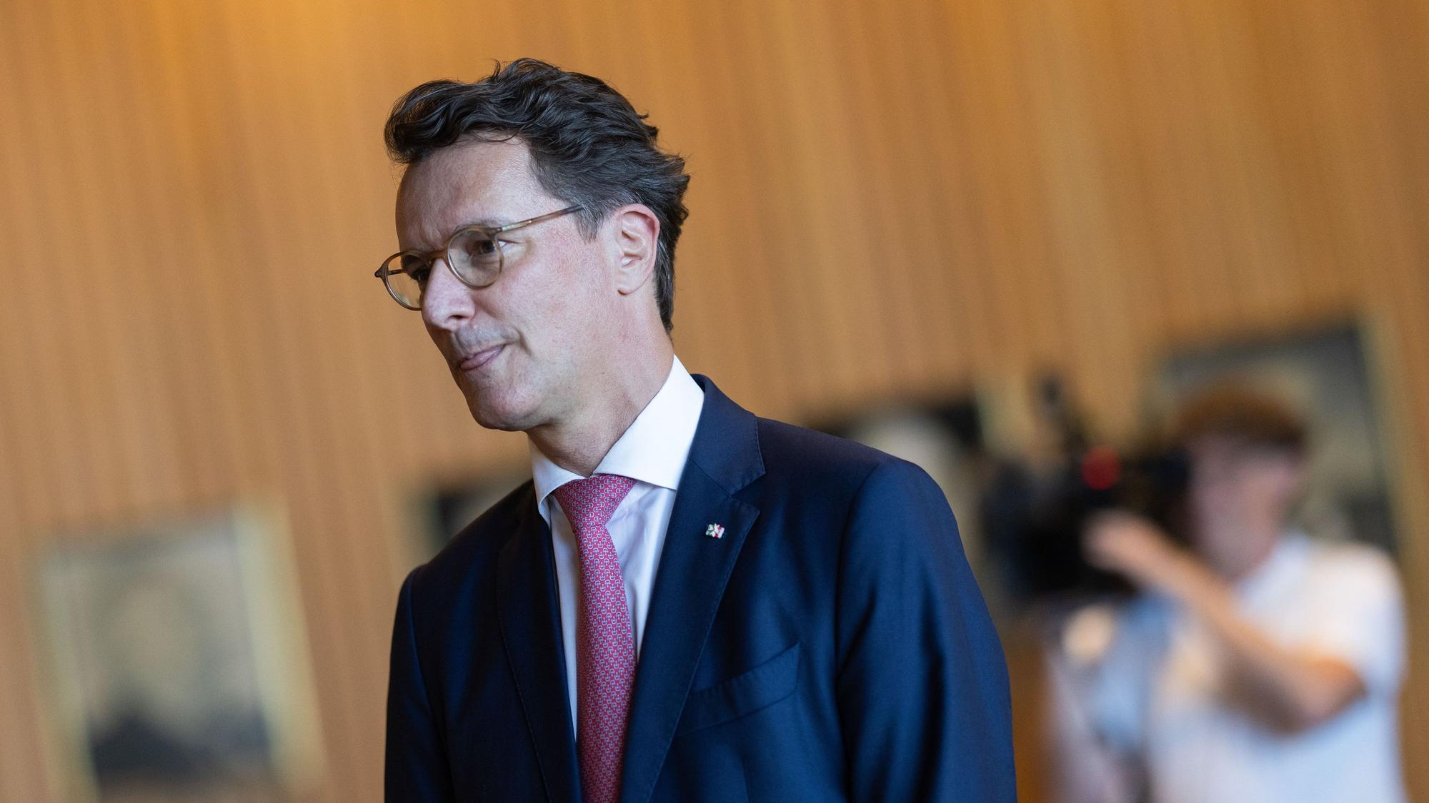 Hendrik Wüst (CDU), Ministerpräsident von Nordrhein-Westfalen, kommt zum Parlamentarischen Untersuchungsausschuss „Brückendesaster und Infrastrukturstau“ in den Landtag.