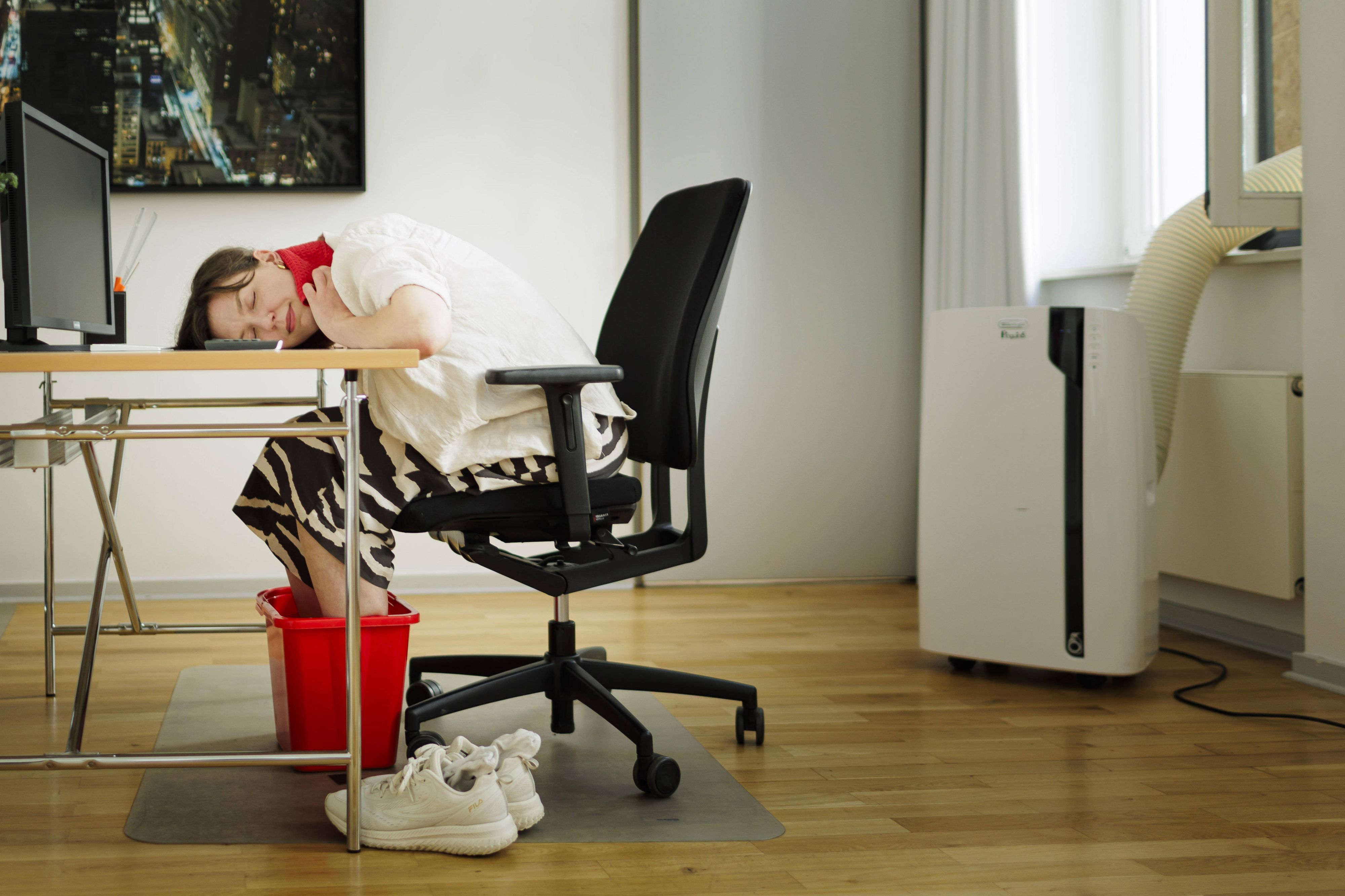 Frau in heißem Büro.