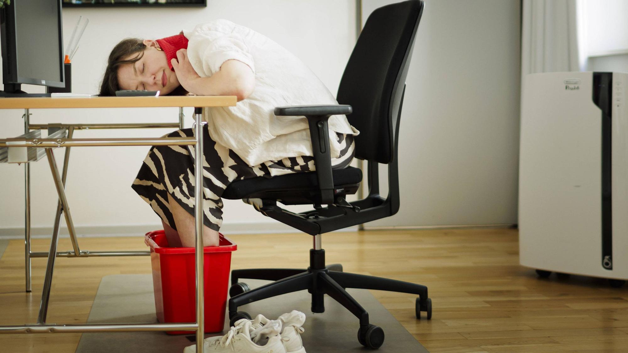 Frau in heißem Büro.