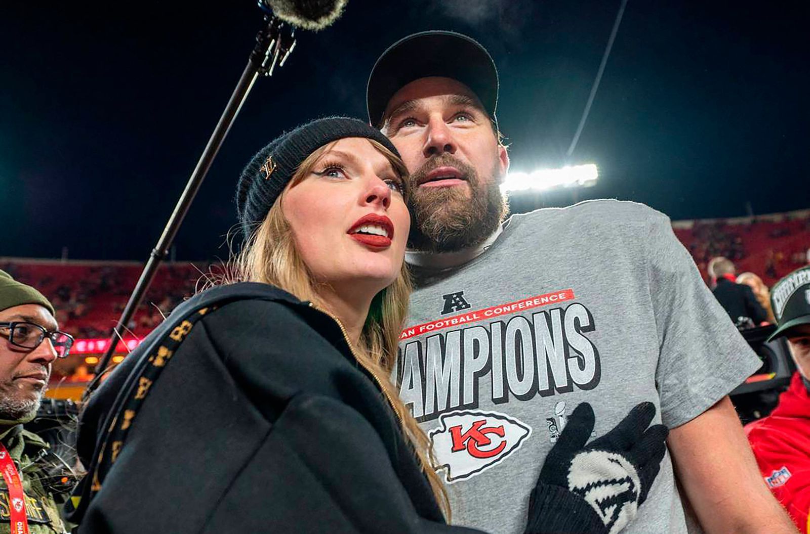 Erst vor kurzem hat sich Taylor Swift mit American-Football-Spieler Travis Kelce verlobt - für Politik scheint im Liebesglück keine Zeit zu bleiben. (Bild: SWR/IMAGO/ZUMA Press Wire)