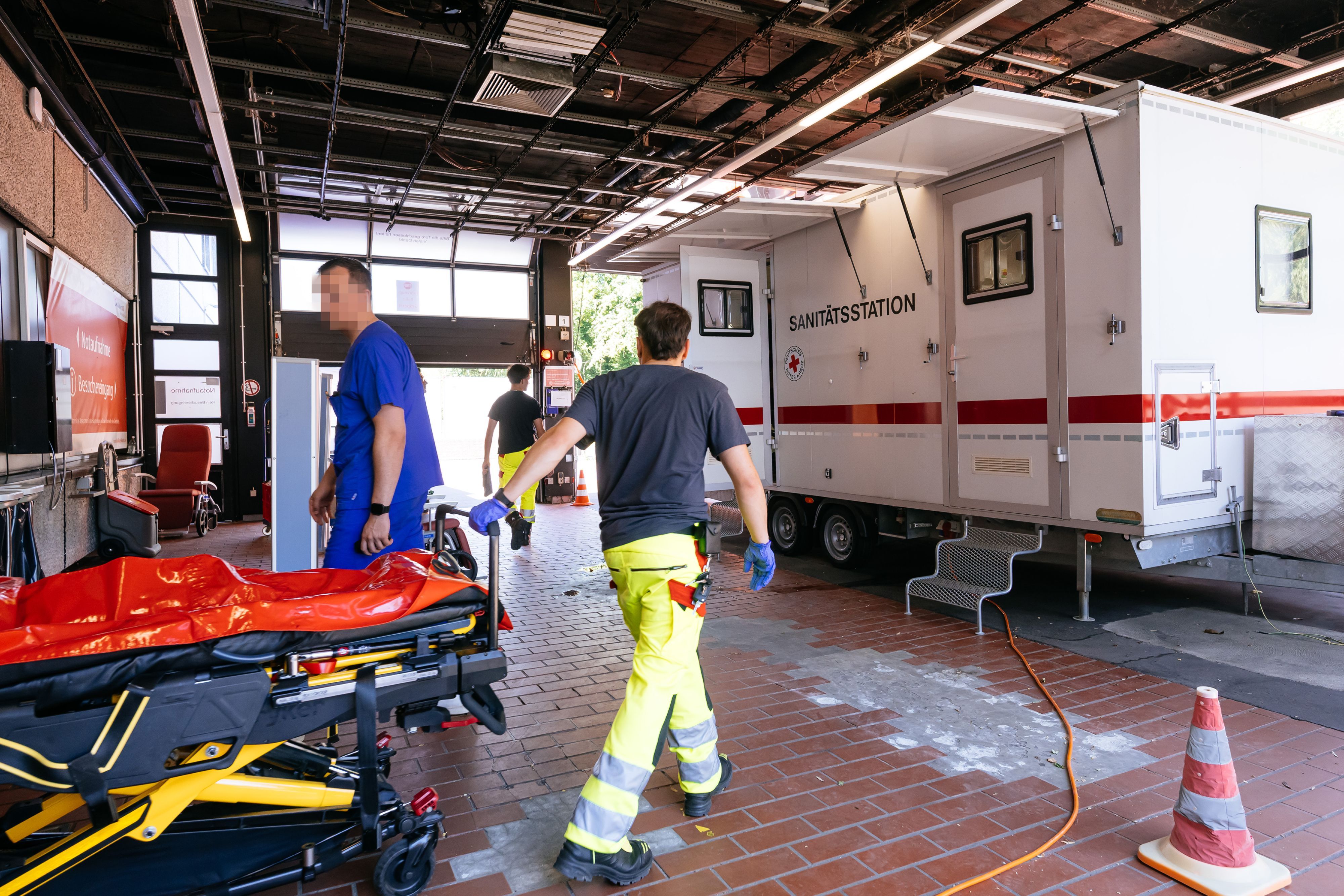 Eine zusätzliche Patienten-Aufnahmestation für Hitzeopfer in Merheim im Juni.