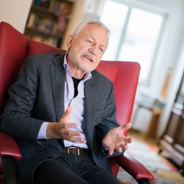 Pfarrer Franz Decker 2017 im Wohnzimmer seines Hauses in Köln.