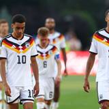 Jamal Musiala und Malick Thiaw gehen enttäuscht vom Platz.