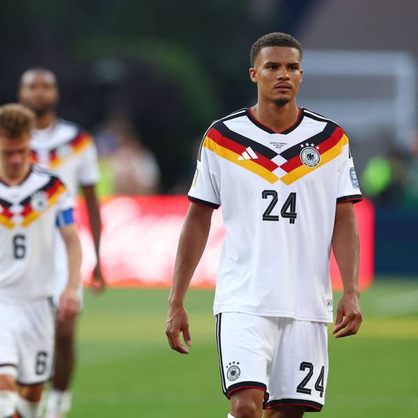 Jamal Musiala und Malick Thiaw gehen enttäuscht vom Platz.