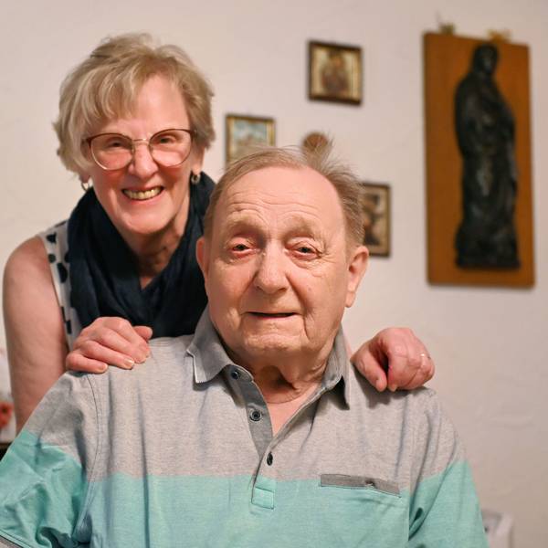 Waltraud Wirtz steht hinter ihrem Mann Rudi Wirtz und stützt sich auf seine Schultern auf.