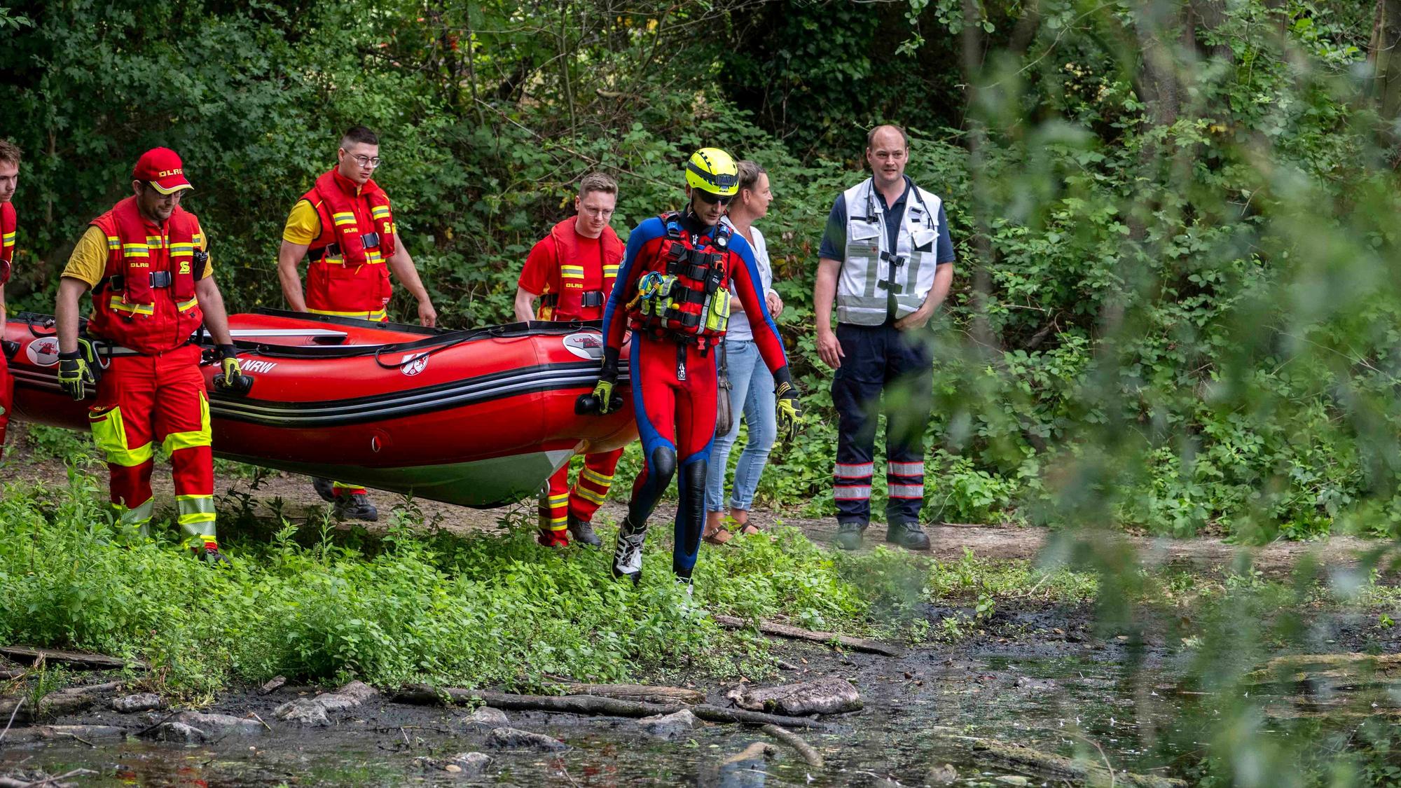Im Neffelsee bei Geich wird ein 39 Jahre alter Mann vermisst. Zahlreiche Taucher und Einsatzkräfte waren vor Ort. Unter anderem waren auch THW-Taucher aus Düren im Einsatz.